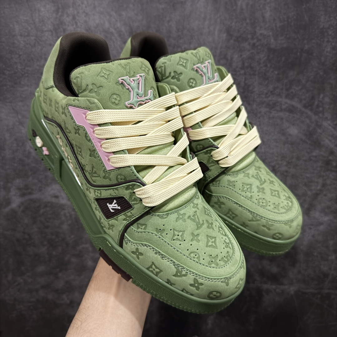 【天花板/Goat版】 市场最强版 没有之一的存在💪🏻 Louis Vuitton LV Trainer 系列全新版上架 手里有正品的可以对比下🆚懂货的看细节‼️ 此版品质是市场从未达到的新高度！ 整体版型 皮料 牛仔布的色差 压花纹路清晰度 后跟版型等等 都可以自行对比[机智]吊打市场所有货，怒甩十条街的那种，直接来正品对比图🆚，欢迎拿市场各大工厂的货来对比！ 尺码：35-45码-选品中心