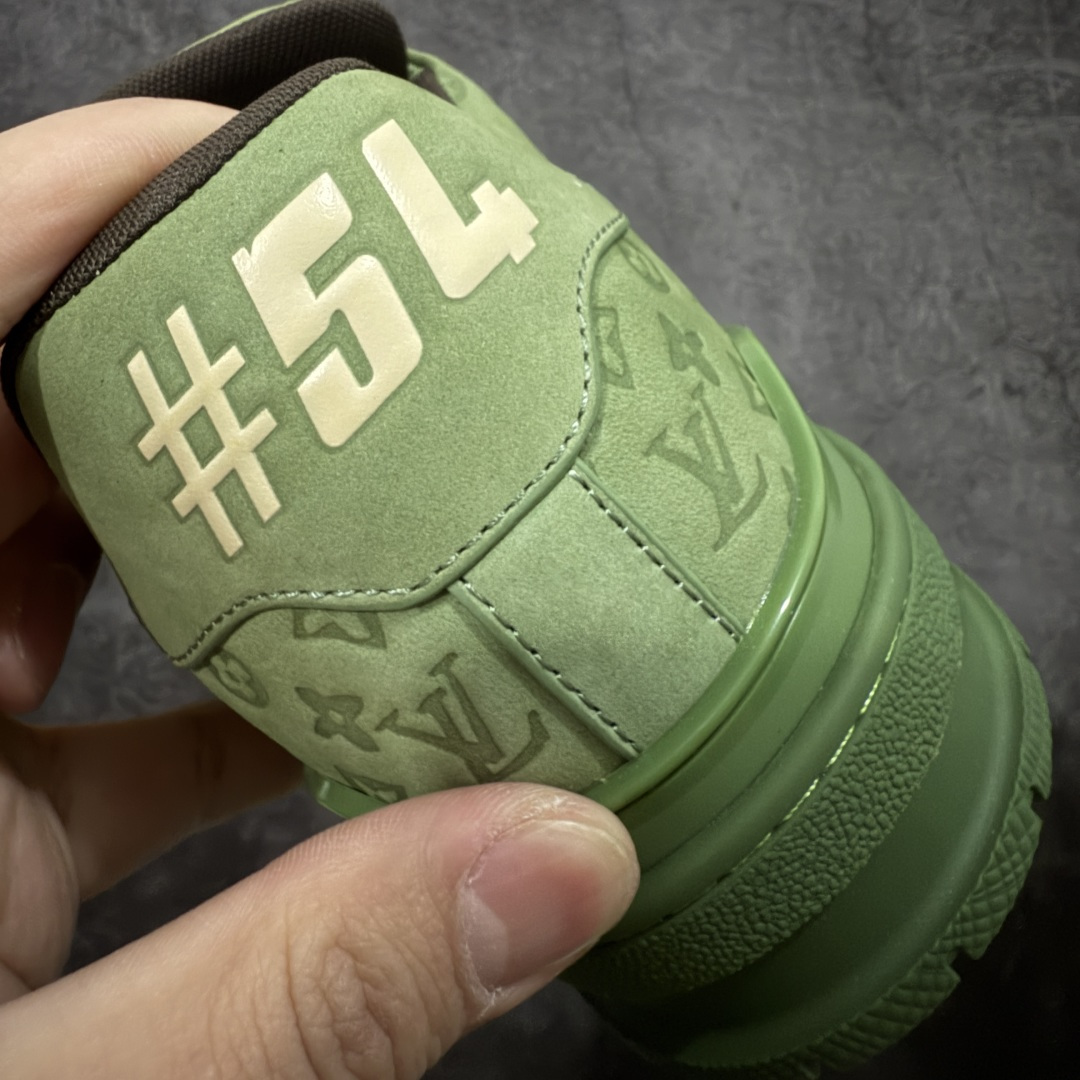 图片[2]-【天花板/Goat版】 市场最强版 没有之一的存在💪🏻 Louis Vuitton LV Trainer 系列全新版上架 手里有正品的可以对比下🆚懂货的看细节‼️ 此版品质是市场从未达到的新高度！ 整体版型 皮料 牛仔布的色差 压花纹路清晰度 后跟版型等等 都可以自行对比[机智]吊打市场所有货，怒甩十条街的那种，直接来正品对比图🆚，欢迎拿市场各大工厂的货来对比！ 尺码：35-45码-选品中心