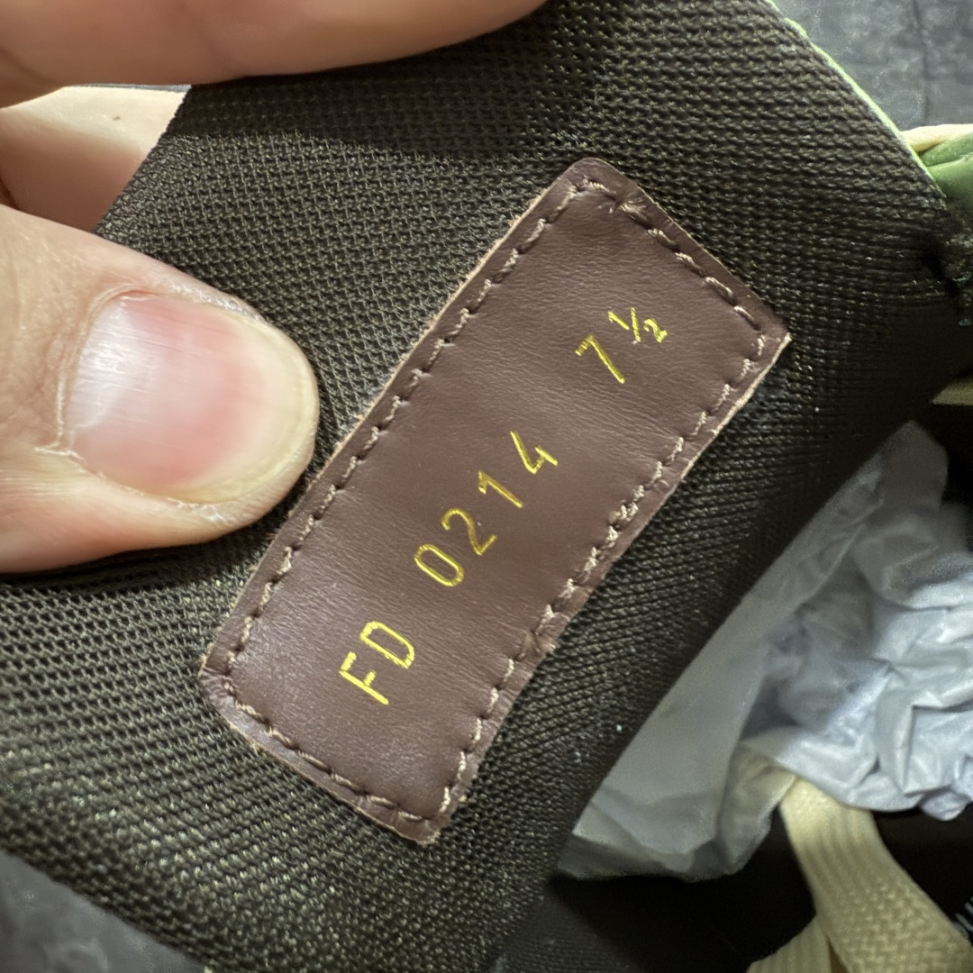 图片[7]-【天花板/Goat版】 市场最强版 没有之一的存在💪🏻 Louis Vuitton LV Trainer 系列全新版上架 手里有正品的可以对比下🆚懂货的看细节‼️ 此版品质是市场从未达到的新高度！ 整体版型 皮料 牛仔布的色差 压花纹路清晰度 后跟版型等等 都可以自行对比[机智]吊打市场所有货，怒甩十条街的那种，直接来正品对比图🆚，欢迎拿市场各大工厂的货来对比！ 尺码：35-45码-选品中心