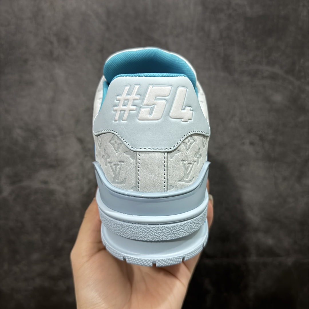 图片[4]-【天花板/Goat版】 市场最强版 没有之一的存在💪🏻 Louis Vuitton LV Trainer 系列全新版上架 手里有正品的可以对比下🆚懂货的看细节‼️ 此版品质是市场从未达到的新高度！ 整体版型 皮料 牛仔布的色差 压花纹路清晰度 后跟版型等等 都可以自行对比[机智]吊打市场所有货，怒甩十条街的那种，直接来正品对比图🆚，欢迎拿市场各大工厂的货来对比！ 尺码：35-45码-选品中心