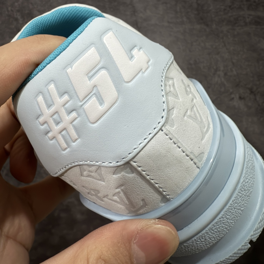 图片[2]-【天花板/Goat版】 市场最强版 没有之一的存在💪🏻 Louis Vuitton LV Trainer 系列全新版上架 手里有正品的可以对比下🆚懂货的看细节‼️ 此版品质是市场从未达到的新高度！ 整体版型 皮料 牛仔布的色差 压花纹路清晰度 后跟版型等等 都可以自行对比[机智]吊打市场所有货，怒甩十条街的那种，直接来正品对比图🆚，欢迎拿市场各大工厂的货来对比！ 尺码：35-45码-选品中心