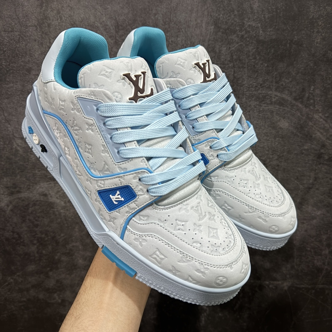 【天花板/Goat版】 市场最强版 没有之一的存在💪🏻 Louis Vuitton LV Trainer 系列全新版上架 手里有正品的可以对比下🆚懂货的看细节‼️ 此版品质是市场从未达到的新高度！ 整体版型 皮料 牛仔布的色差 压花纹路清晰度 后跟版型等等 都可以自行对比[机智]吊打市场所有货，怒甩十条街的那种，直接来正品对比图🆚，欢迎拿市场各大工厂的货来对比！ 尺码：35-45码-选品中心
