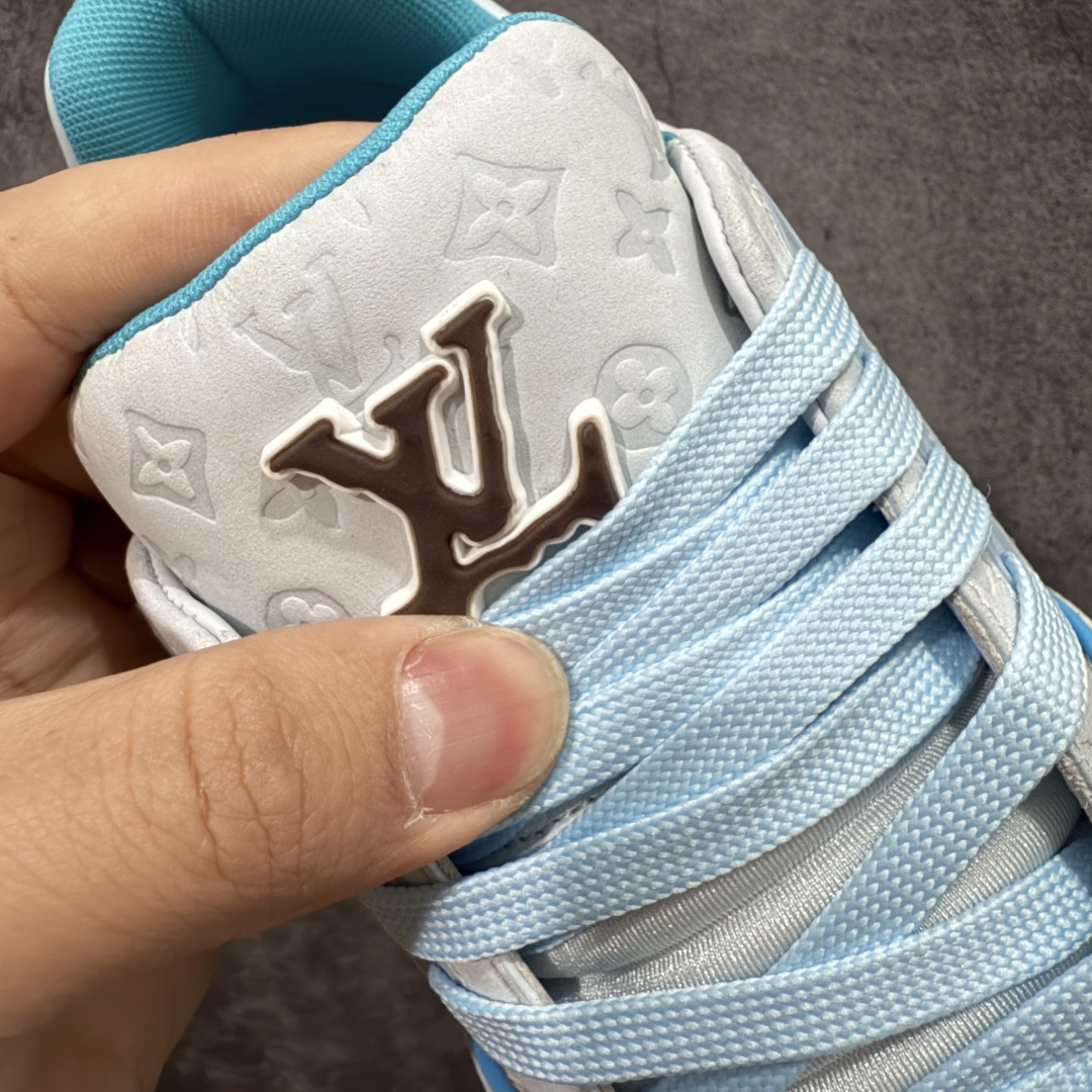 图片[6]-【天花板/Goat版】 市场最强版 没有之一的存在💪🏻 Louis Vuitton LV Trainer 系列全新版上架 手里有正品的可以对比下🆚懂货的看细节‼️ 此版品质是市场从未达到的新高度！ 整体版型 皮料 牛仔布的色差 压花纹路清晰度 后跟版型等等 都可以自行对比[机智]吊打市场所有货，怒甩十条街的那种，直接来正品对比图🆚，欢迎拿市场各大工厂的货来对比！ 尺码：35-45码-选品中心