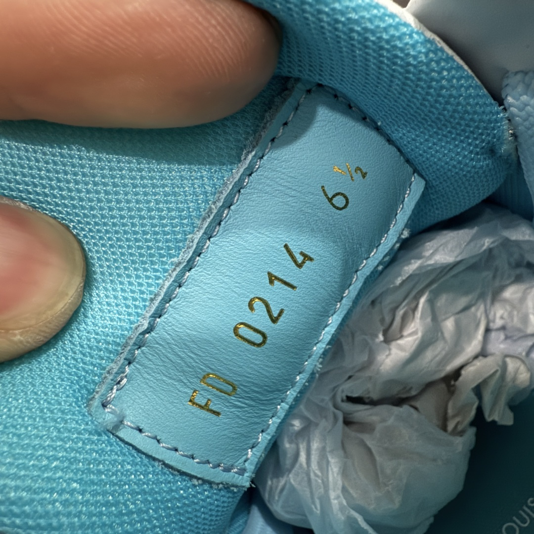 图片[7]-【天花板/Goat版】 市场最强版 没有之一的存在💪🏻 Louis Vuitton LV Trainer 系列全新版上架 手里有正品的可以对比下🆚懂货的看细节‼️ 此版品质是市场从未达到的新高度！ 整体版型 皮料 牛仔布的色差 压花纹路清晰度 后跟版型等等 都可以自行对比[机智]吊打市场所有货，怒甩十条街的那种，直接来正品对比图🆚，欢迎拿市场各大工厂的货来对比！ 尺码：35-45码-选品中心