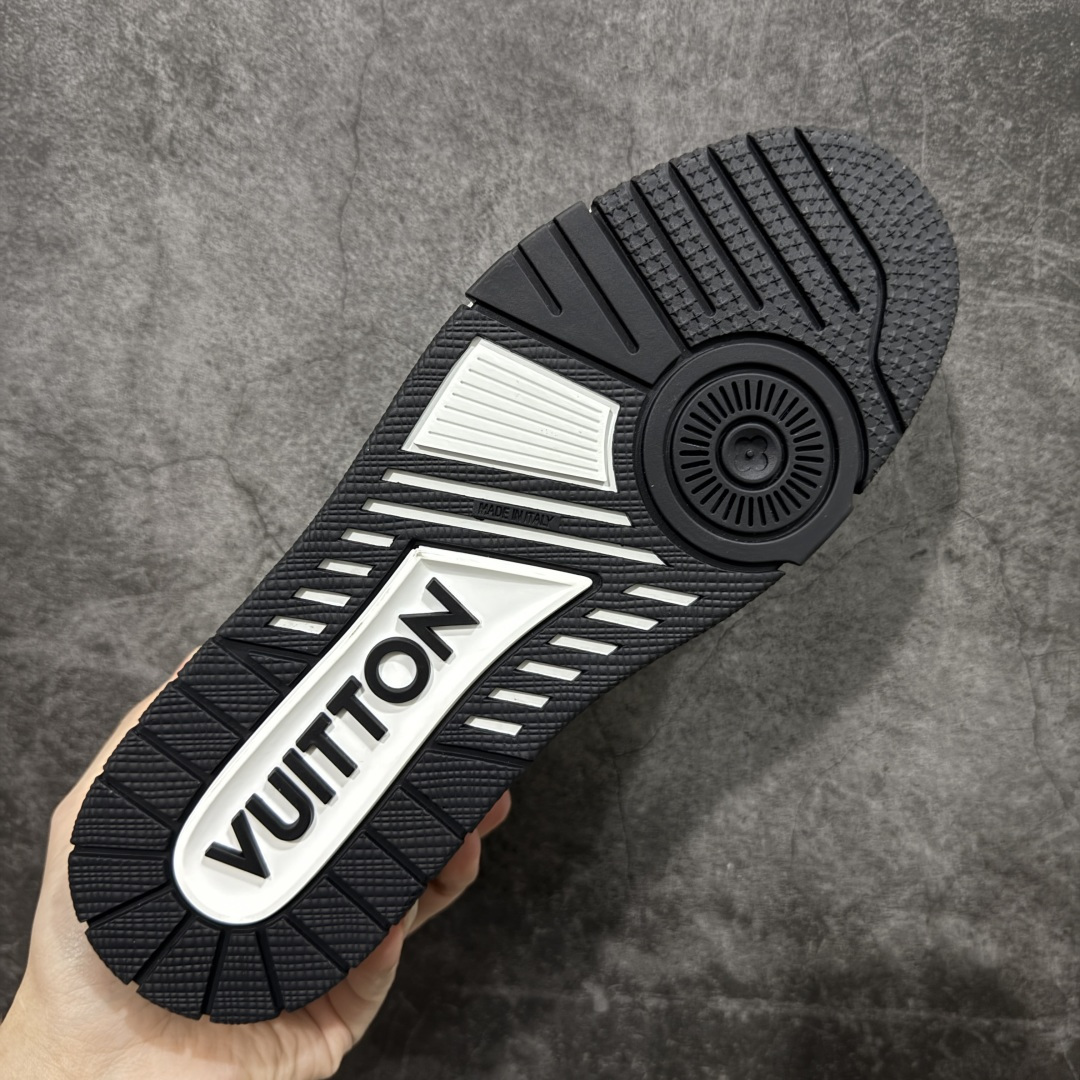 图片[9]-【天花板/Goat版】 市场最强版 没有之一的存在💪🏻 Louis Vuitton LV Trainer 系列全新版上架 手里有正品的可以对比下🆚懂货的看细节‼️ 此版品质是市场从未达到的新高度！ 整体版型 皮料 牛仔布的色差 压花纹路清晰度 后跟版型等等 都可以自行对比[机智]吊打市场所有货，怒甩十条街的那种，直接来正品对比图🆚，欢迎拿市场各大工厂的货来对比！ 尺码：35-45码-选品中心