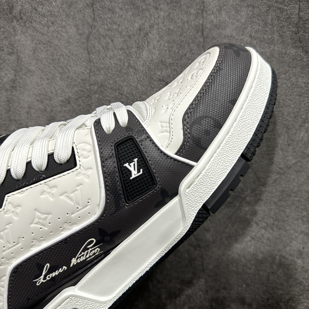 图片[6]-【天花板/Goat版】 市场最强版 没有之一的存在💪🏻 Louis Vuitton LV Trainer 系列全新版上架 手里有正品的可以对比下🆚懂货的看细节‼️ 此版品质是市场从未达到的新高度！ 整体版型 皮料 牛仔布的色差 压花纹路清晰度 后跟版型等等 都可以自行对比[机智]吊打市场所有货，怒甩十条街的那种，直接来正品对比图🆚，欢迎拿市场各大工厂的货来对比！ 尺码：35-45码-选品中心