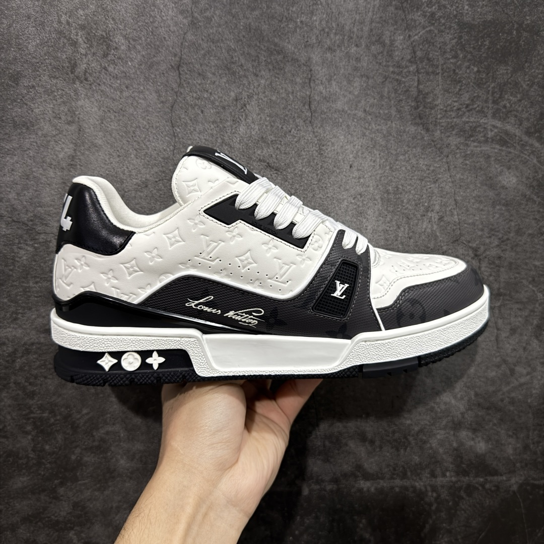 【天花板/Goat版】 市场最强版 没有之一的存在💪🏻 Louis Vuitton LV Trainer 系列全新版上架 手里有正品的可以对比下🆚懂货的看细节‼️ 此版品质是市场从未达到的新高度！ 整体版型 皮料 牛仔布的色差 压花纹路清晰度 后跟版型等等 都可以自行对比[机智]吊打市场所有货，怒甩十条街的那种，直接来正品对比图🆚，欢迎拿市场各大工厂的货来对比！ 尺码：35-45码-选品中心