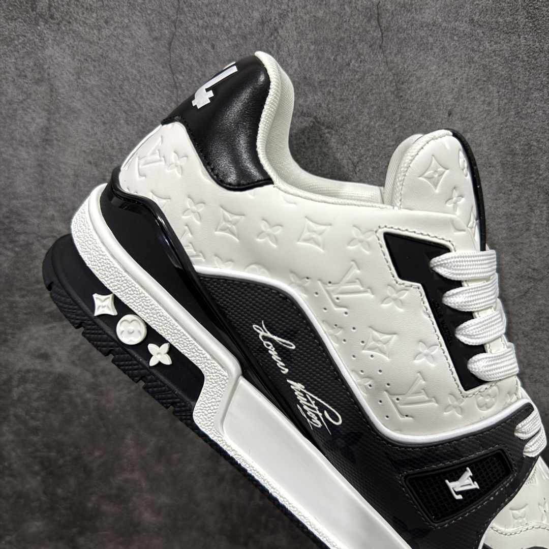 图片[7]-【天花板/Goat版】 市场最强版 没有之一的存在💪🏻 Louis Vuitton LV Trainer 系列全新版上架 手里有正品的可以对比下🆚懂货的看细节‼️ 此版品质是市场从未达到的新高度！ 整体版型 皮料 牛仔布的色差 压花纹路清晰度 后跟版型等等 都可以自行对比[机智]吊打市场所有货，怒甩十条街的那种，直接来正品对比图🆚，欢迎拿市场各大工厂的货来对比！ 尺码：35-45码-选品中心