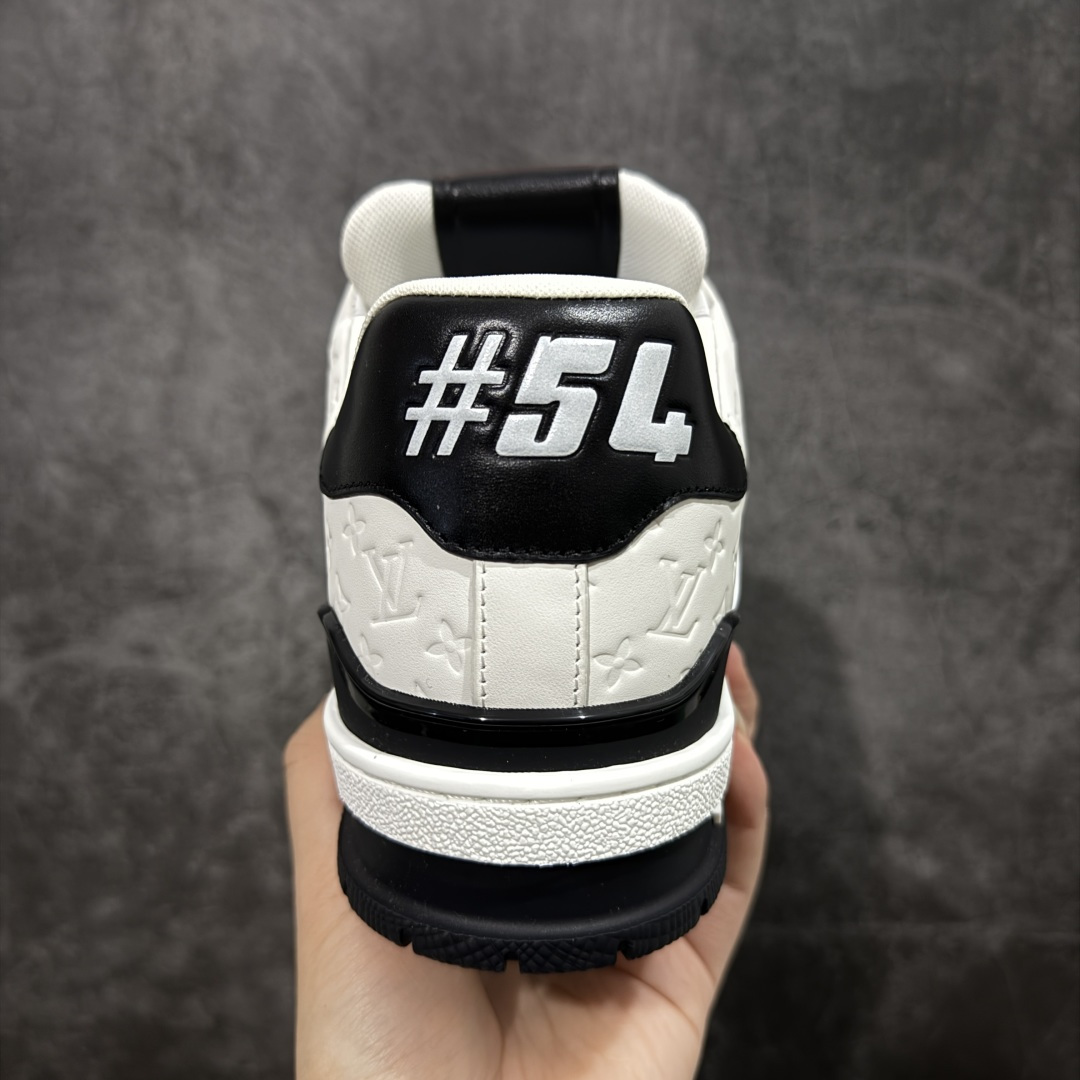 图片[4]-【天花板/Goat版】 市场最强版 没有之一的存在💪🏻 Louis Vuitton LV Trainer 系列全新版上架 手里有正品的可以对比下🆚懂货的看细节‼️ 此版品质是市场从未达到的新高度！ 整体版型 皮料 牛仔布的色差 压花纹路清晰度 后跟版型等等 都可以自行对比[机智]吊打市场所有货，怒甩十条街的那种，直接来正品对比图🆚，欢迎拿市场各大工厂的货来对比！ 尺码：35-45码-选品中心