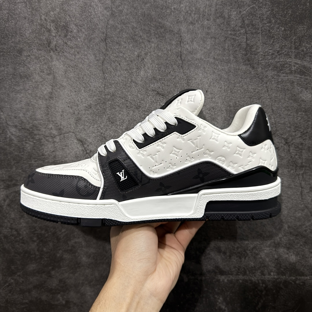 图片[2]-【天花板/Goat版】 市场最强版 没有之一的存在💪🏻 Louis Vuitton LV Trainer 系列全新版上架 手里有正品的可以对比下🆚懂货的看细节‼️ 此版品质是市场从未达到的新高度！ 整体版型 皮料 牛仔布的色差 压花纹路清晰度 后跟版型等等 都可以自行对比[机智]吊打市场所有货，怒甩十条街的那种，直接来正品对比图🆚，欢迎拿市场各大工厂的货来对比！ 尺码：35-45码-选品中心