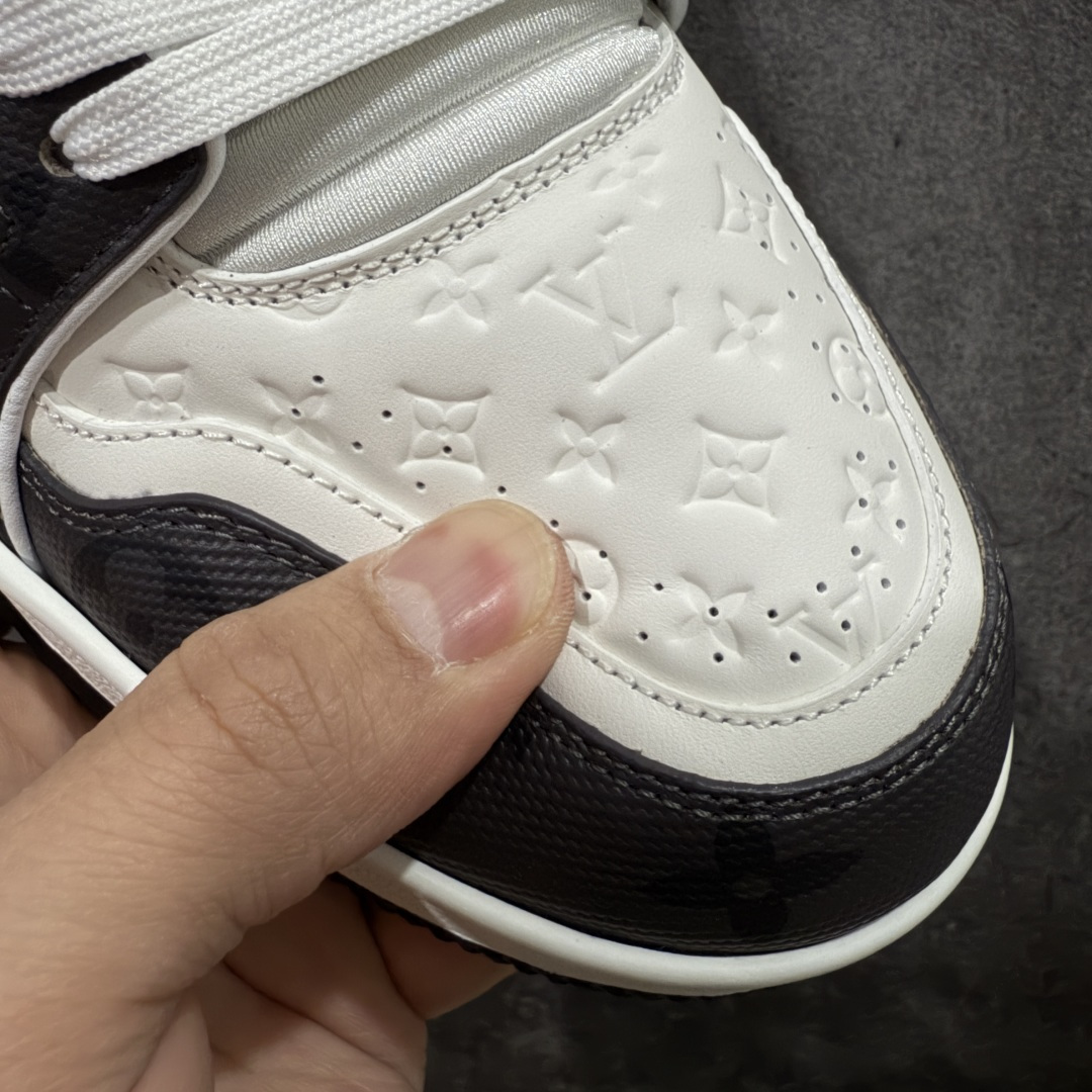 图片[5]-【天花板/Goat版】 市场最强版 没有之一的存在💪🏻 Louis Vuitton LV Trainer 系列全新版上架 手里有正品的可以对比下🆚懂货的看细节‼️ 此版品质是市场从未达到的新高度！ 整体版型 皮料 牛仔布的色差 压花纹路清晰度 后跟版型等等 都可以自行对比[机智]吊打市场所有货，怒甩十条街的那种，直接来正品对比图🆚，欢迎拿市场各大工厂的货来对比！ 尺码：35-45码-选品中心