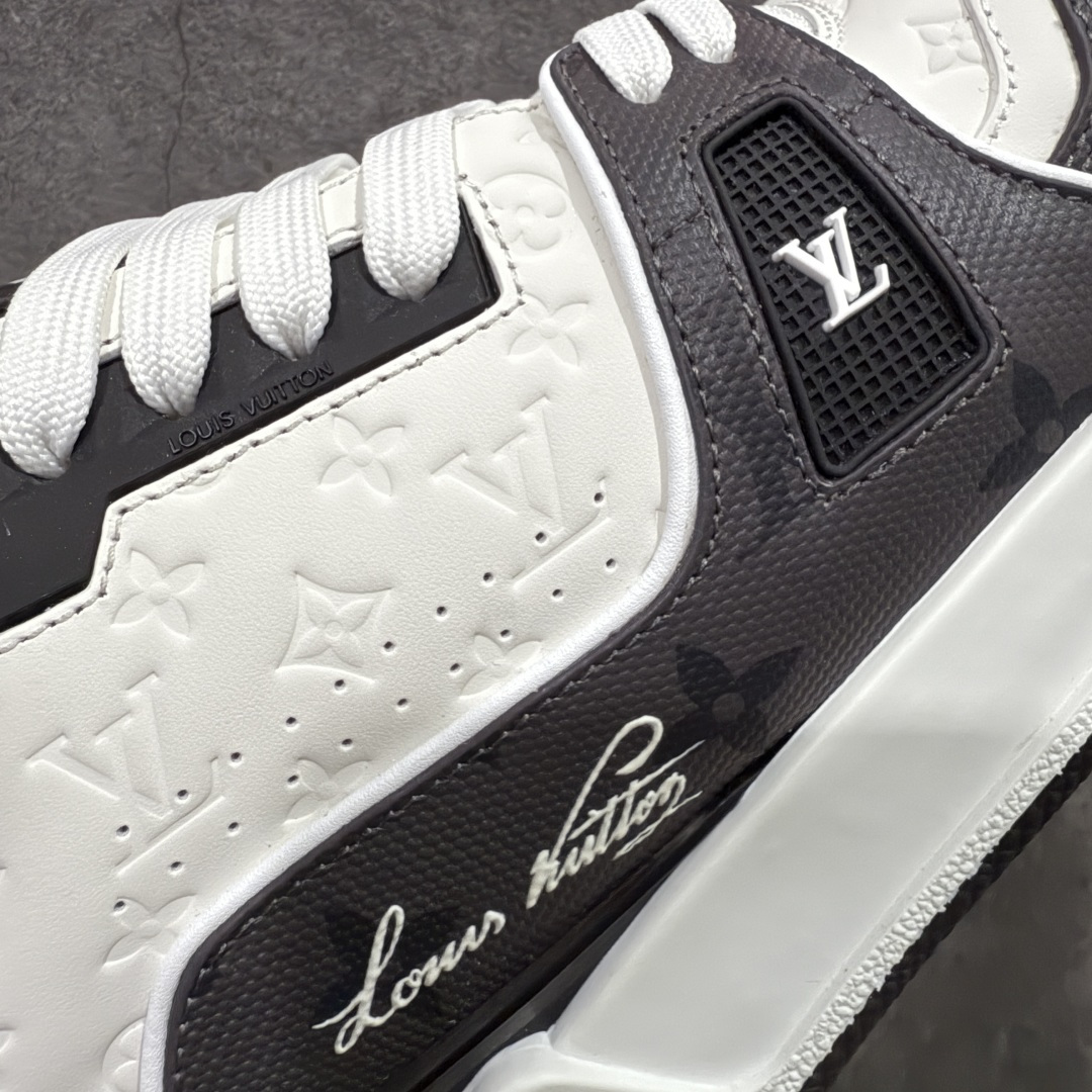 图片[4]-【天花板/Goat版】 市场最强版 没有之一的存在💪🏻 Louis Vuitton LV Trainer 系列全新版上架 手里有正品的可以对比下🆚懂货的看细节‼️ 此版品质是市场从未达到的新高度！ 整体版型 皮料 牛仔布的色差 压花纹路清晰度 后跟版型等等 都可以自行对比[机智]吊打市场所有货，怒甩十条街的那种，直接来正品对比图🆚，欢迎拿市场各大工厂的货来对比！ 尺码：35-45码-选品中心