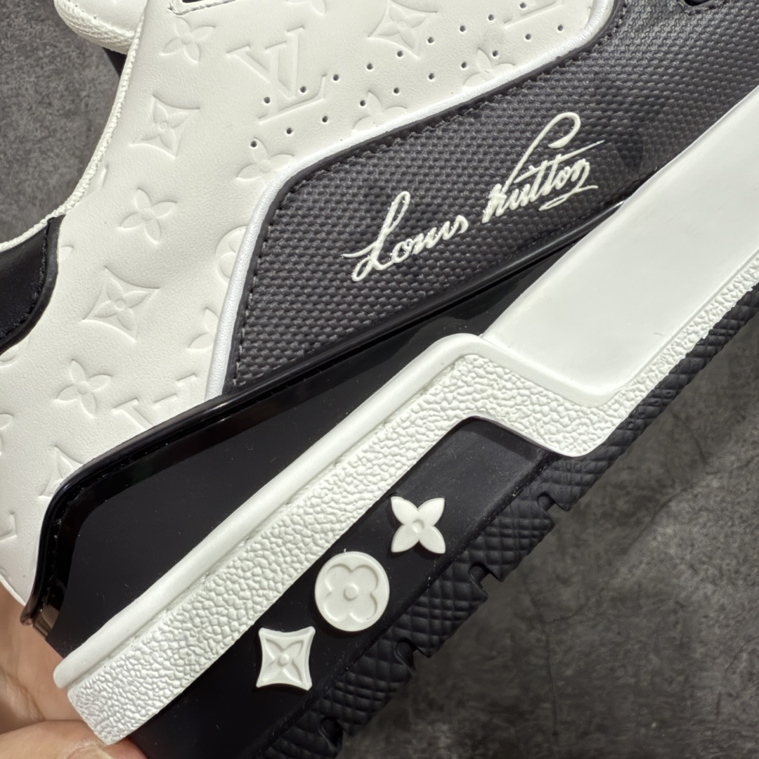 图片[3]-【天花板/Goat版】 市场最强版 没有之一的存在💪🏻 Louis Vuitton LV Trainer 系列全新版上架 手里有正品的可以对比下🆚懂货的看细节‼️ 此版品质是市场从未达到的新高度！ 整体版型 皮料 牛仔布的色差 压花纹路清晰度 后跟版型等等 都可以自行对比[机智]吊打市场所有货，怒甩十条街的那种，直接来正品对比图🆚，欢迎拿市场各大工厂的货来对比！ 尺码：35-45码-选品中心