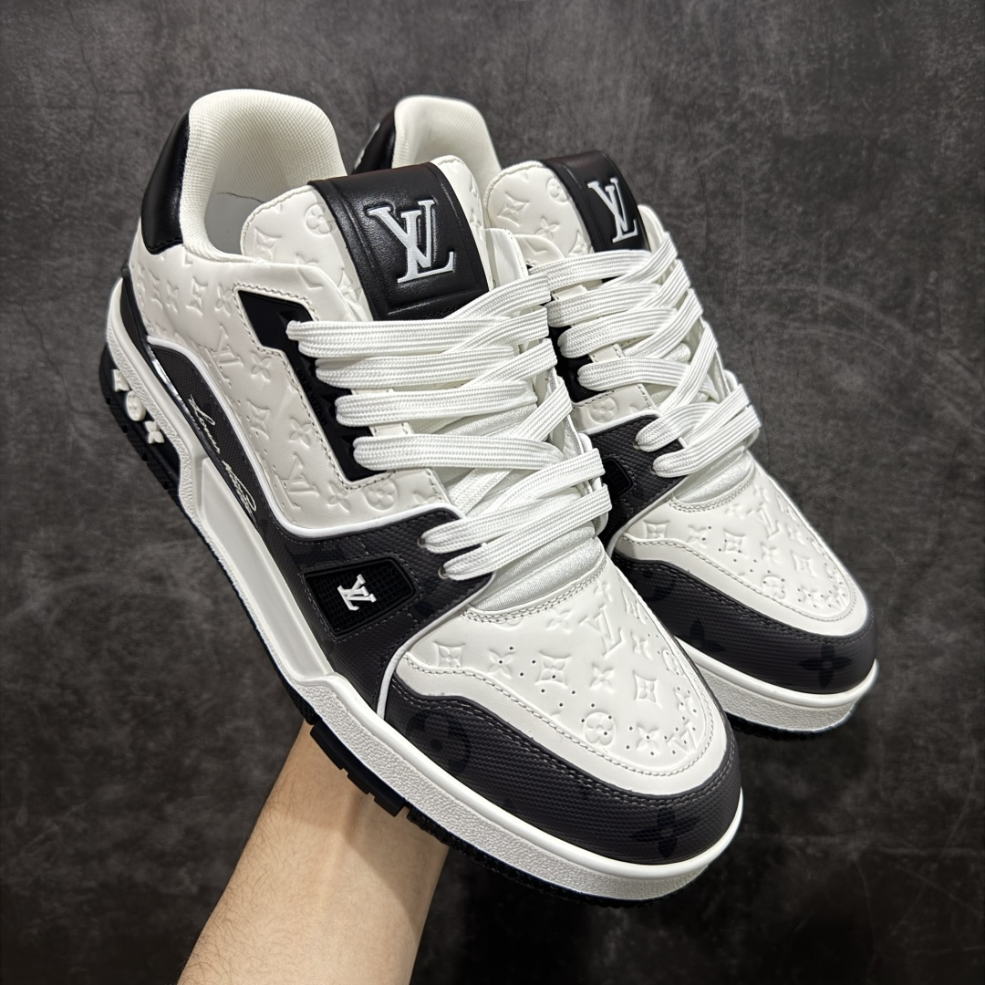 【天花板/Goat版】 市场最强版 没有之一的存在💪🏻 Louis Vuitton LV Trainer 系列全新版上架 手里有正品的可以对比下🆚懂货的看细节‼️ 此版品质是市场从未达到的新高度！ 整体版型 皮料 牛仔布的色差 压花纹路清晰度 后跟版型等等 都可以自行对比[机智]吊打市场所有货，怒甩十条街的那种，直接来正品对比图🆚，欢迎拿市场各大工厂的货来对比！ 尺码：35-45码-选品中心