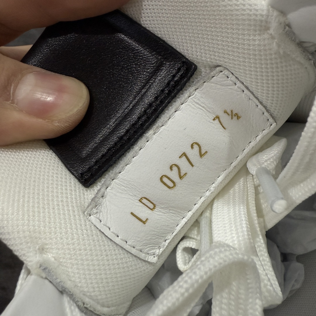 图片[7]-【天花板/Goat版】 市场最强版 没有之一的存在💪🏻 Louis Vuitton LV Trainer 系列全新版上架 手里有正品的可以对比下🆚懂货的看细节‼️ 此版品质是市场从未达到的新高度！ 整体版型 皮料 牛仔布的色差 压花纹路清晰度 后跟版型等等 都可以自行对比[机智]吊打市场所有货，怒甩十条街的那种，直接来正品对比图🆚，欢迎拿市场各大工厂的货来对比！ 尺码：35-45码-选品中心