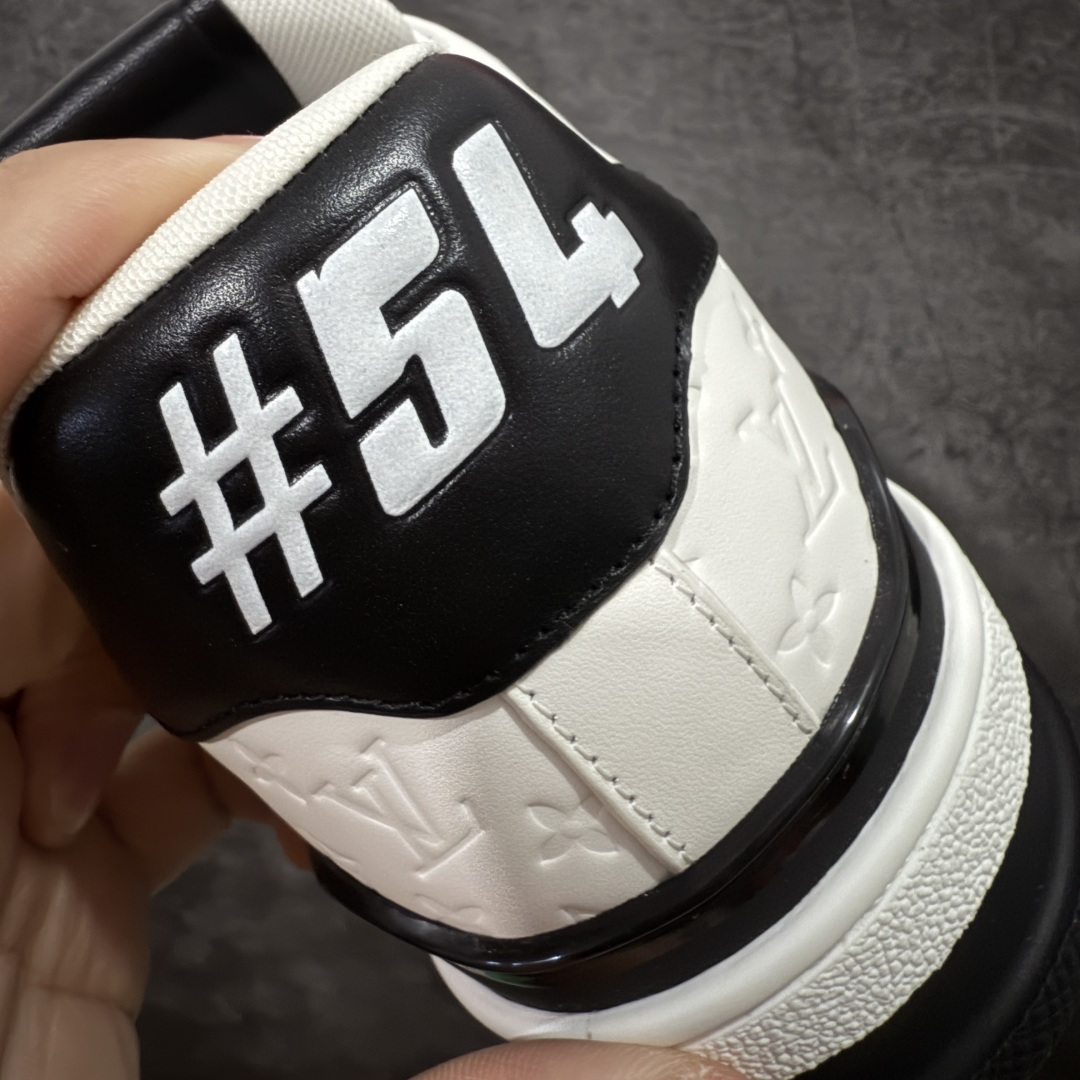 图片[2]-【天花板/Goat版】 市场最强版 没有之一的存在💪🏻 Louis Vuitton LV Trainer 系列全新版上架 手里有正品的可以对比下🆚懂货的看细节‼️ 此版品质是市场从未达到的新高度！ 整体版型 皮料 牛仔布的色差 压花纹路清晰度 后跟版型等等 都可以自行对比[机智]吊打市场所有货，怒甩十条街的那种，直接来正品对比图🆚，欢迎拿市场各大工厂的货来对比！ 尺码：35-45码-选品中心