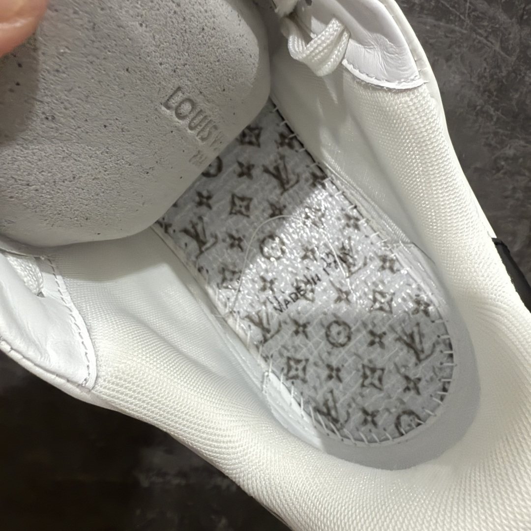 图片[9]-【天花板/Goat版】 市场最强版 没有之一的存在💪🏻 Louis Vuitton LV Trainer 系列全新版上架 手里有正品的可以对比下🆚懂货的看细节‼️ 此版品质是市场从未达到的新高度！ 整体版型 皮料 牛仔布的色差 压花纹路清晰度 后跟版型等等 都可以自行对比[机智]吊打市场所有货，怒甩十条街的那种，直接来正品对比图🆚，欢迎拿市场各大工厂的货来对比！ 尺码：35-45码-选品中心
