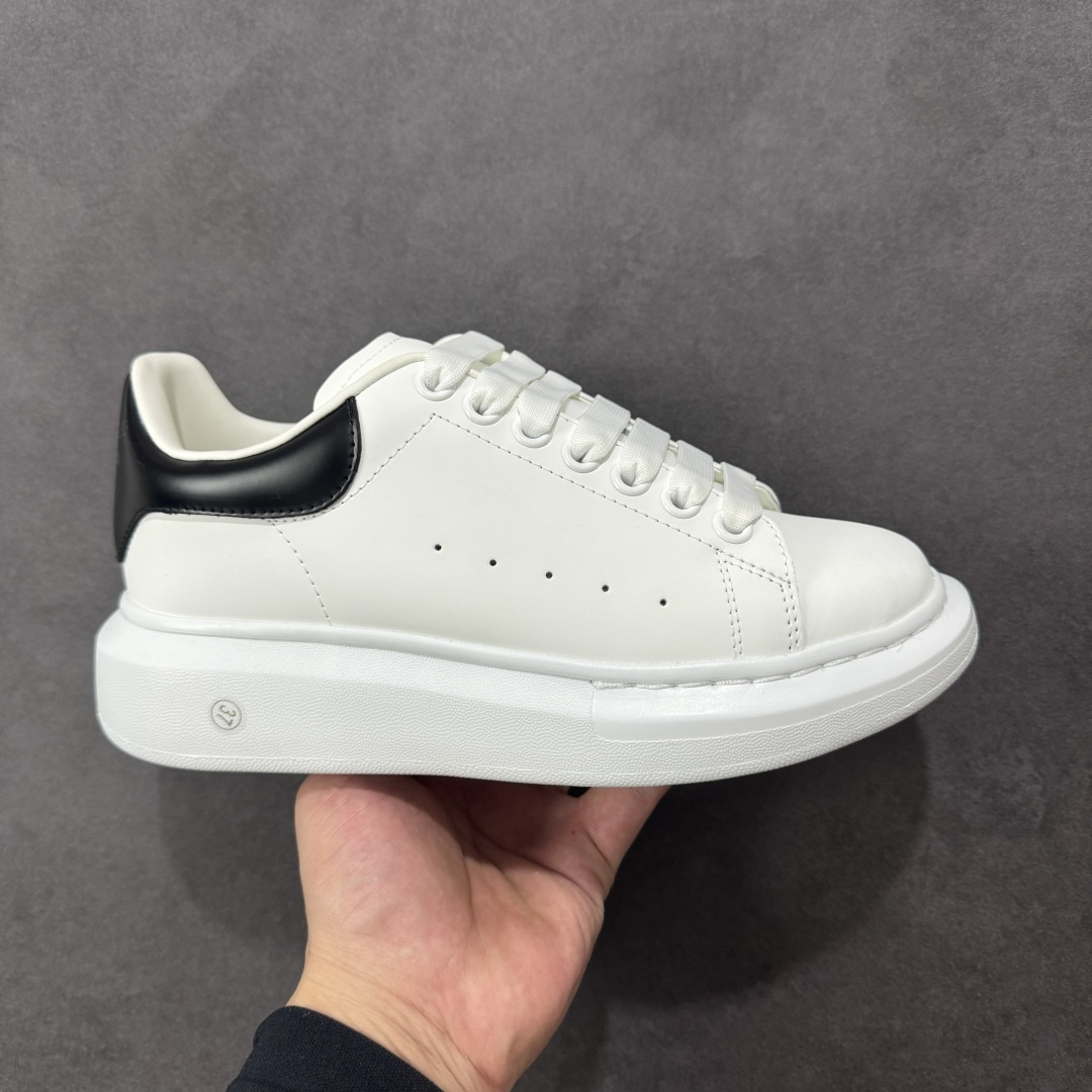 【BC版本】莞产出品 Alexander McQueen 亚历山大麦昆 Oversized Sneaker 原厂牛皮 外贸专供 原版购入开发 完美楦型 正确卡色 质感媲美原版 超高性价比 拒绝杀猪 注意此版本带半码 尺码：36 36.5 37 38 38.5 39 40 40.5 41 42 42.5 43 44 45-选品中心