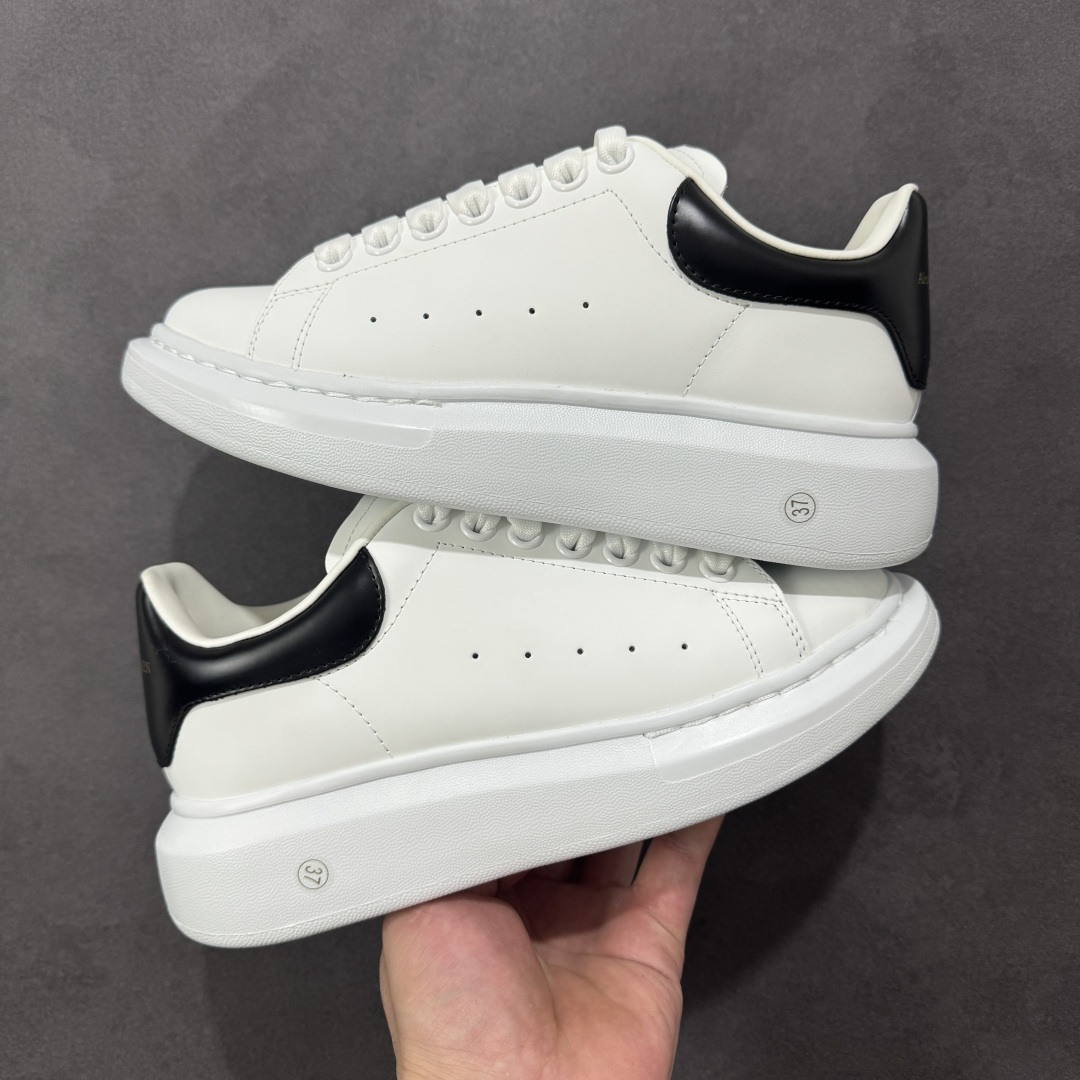 【BC版本】莞产出品 Alexander McQueen 亚历山大麦昆 Oversized Sneaker 原厂牛皮 外贸专供 原版购入开发 完美楦型 正确卡色 质感媲美原版 超高性价比 拒绝杀猪 注意此版本带半码 尺码：36 36.5 37 38 38.5 39 40 40.5 41 42 42.5 43 44 45-选品中心