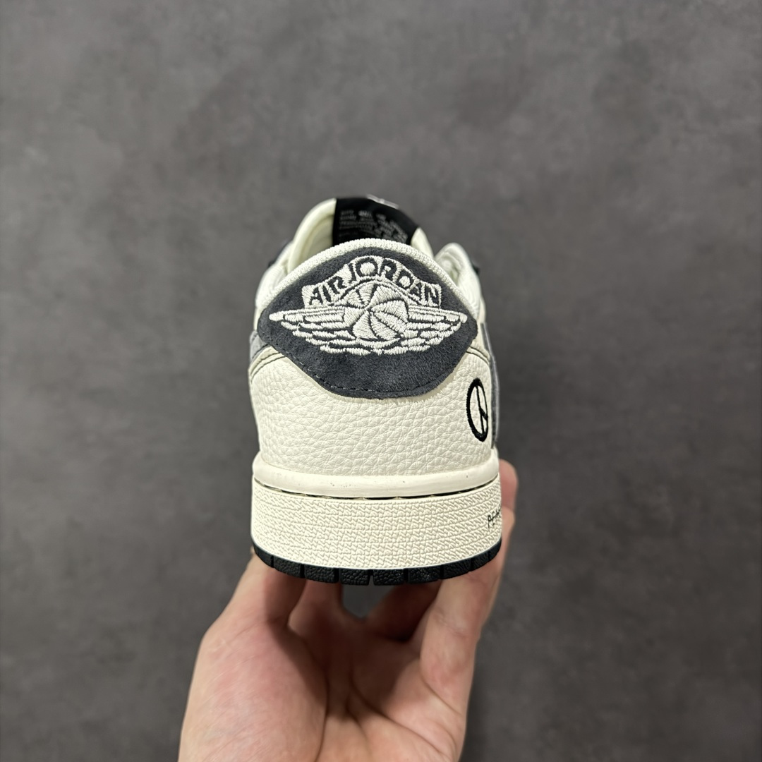 图片[4]-【定制版】Travis Scott x Jordan 1 Low “权志龙联名——雏菊米灰黑” 高端定制 乔丹倒勾低帮休闲板鞋 大厂纯原品质出货 纯正版型 定制鞋盒 皮料切割干净无任何毛边 细节完美 超高清洁度 货号：QW5088-208 尺码：36 36.5 37.5 38 38.5 39 40 40.5 41 42 42.5 43 44 44.5 45-选品中心