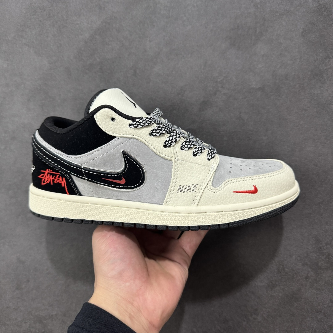 【定制版】AJ Low × Stüssy这波“街头王炸”，直接把潮流基因焊在鞋上！灰白黑撞色+麂皮质感，红标Stüssy logo一戳封神 是AJ的复古球鞋魂，更是Stüssy的街头腔调 货号：QG1988-016 尺码：36-45带半码 编码：HXSB330340-选品中心