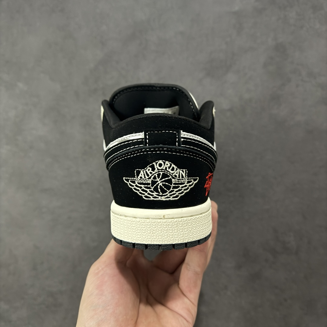 图片[4]-【定制版】AJ Low × Stüssy这波“街头王炸”，直接把潮流基因焊在鞋上！灰白黑撞色+麂皮质感，红标Stüssy logo一戳封神 是AJ的复古球鞋魂，更是Stüssy的街头腔调 货号：QG1988-016 尺码：36-45带半码 编码：HXSB330340-选品中心