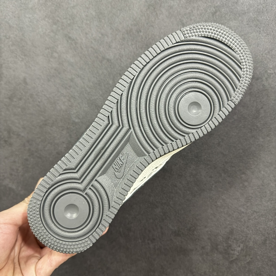 图片[9]-【定制版】NIke Air Force 1 \’07 Low “NIKE-米灰猪八革”空军一号 低帮 运动鞋 休闲鞋 折边针车 工艺难度大 原楦头原纸板 原装鞋盒 定制五金配件 内置全掌气垫 原厂鞋底 货号：JP8028-071 尺码：36 36.5 37.5 38 38.5 39 40 40.5 41 42 42.5 43 44 44.5 45-选品中心