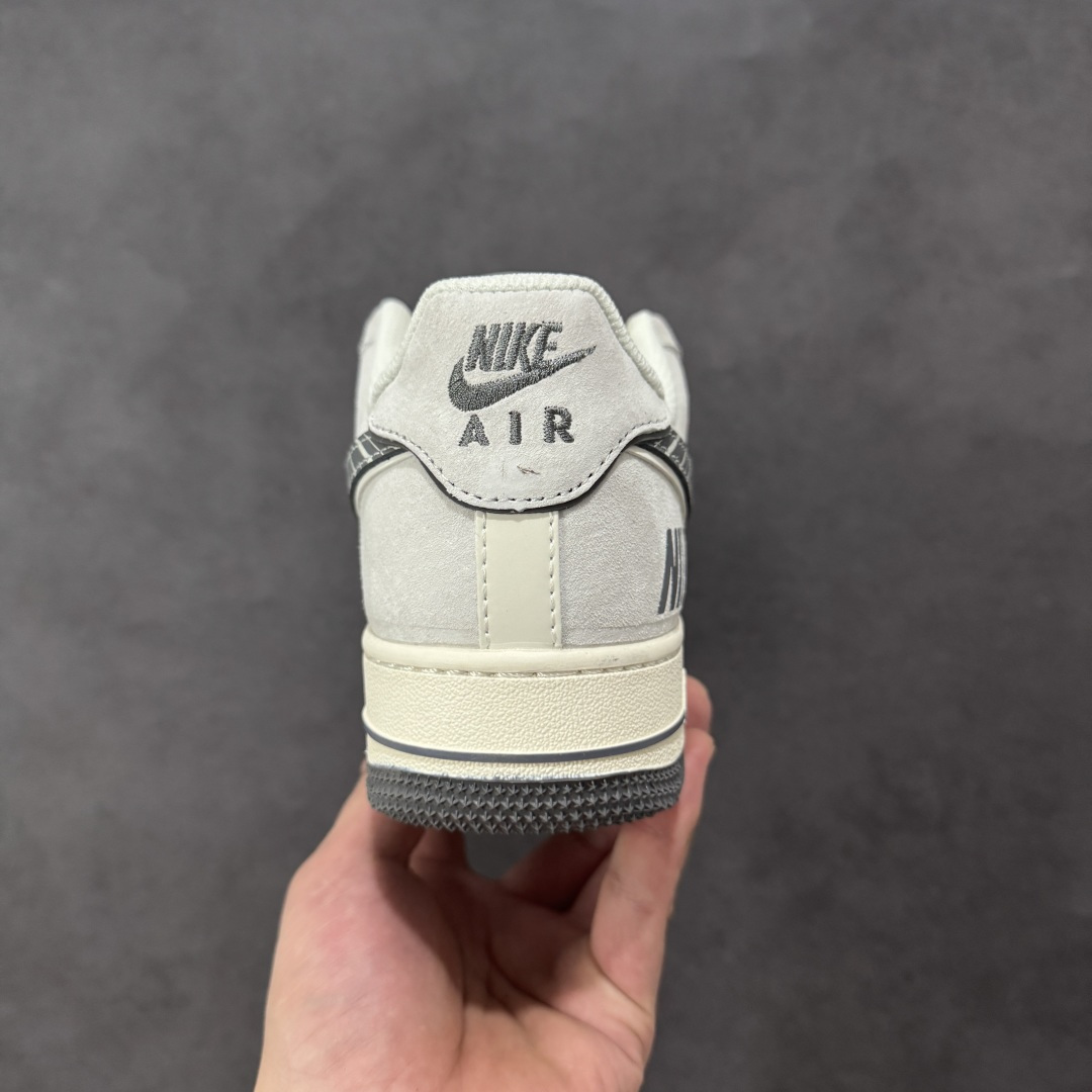 图片[4]-【定制版】NIke Air Force 1 \’07 Low “NIKE-米灰猪八革”空军一号 低帮 运动鞋 休闲鞋 折边针车 工艺难度大 原楦头原纸板 原装鞋盒 定制五金配件 内置全掌气垫 原厂鞋底 货号：JP8028-071 尺码：36 36.5 37.5 38 38.5 39 40 40.5 41 42 42.5 43 44 44.5 45-选品中心