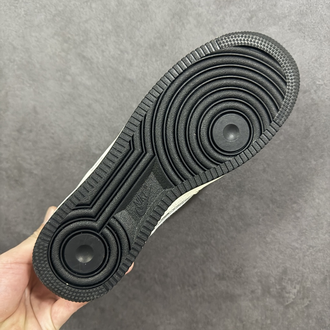 图片[8]-【定制版】AF1×LV这波“艺术奢潮”，直接把高级感踩在脚面！奶白底色裹满几何老花肌理，双勾+LV标识叠满奢华buff 是空军一号的松弛脚感，更是能上脚的艺术级奢牌单品 货号SY1388-016 尺码：36 36.5 37.5 38 38.5 39 40 40.5 41 42 42.5 43 44 44.5 45 编码：HXSA310320-选品中心