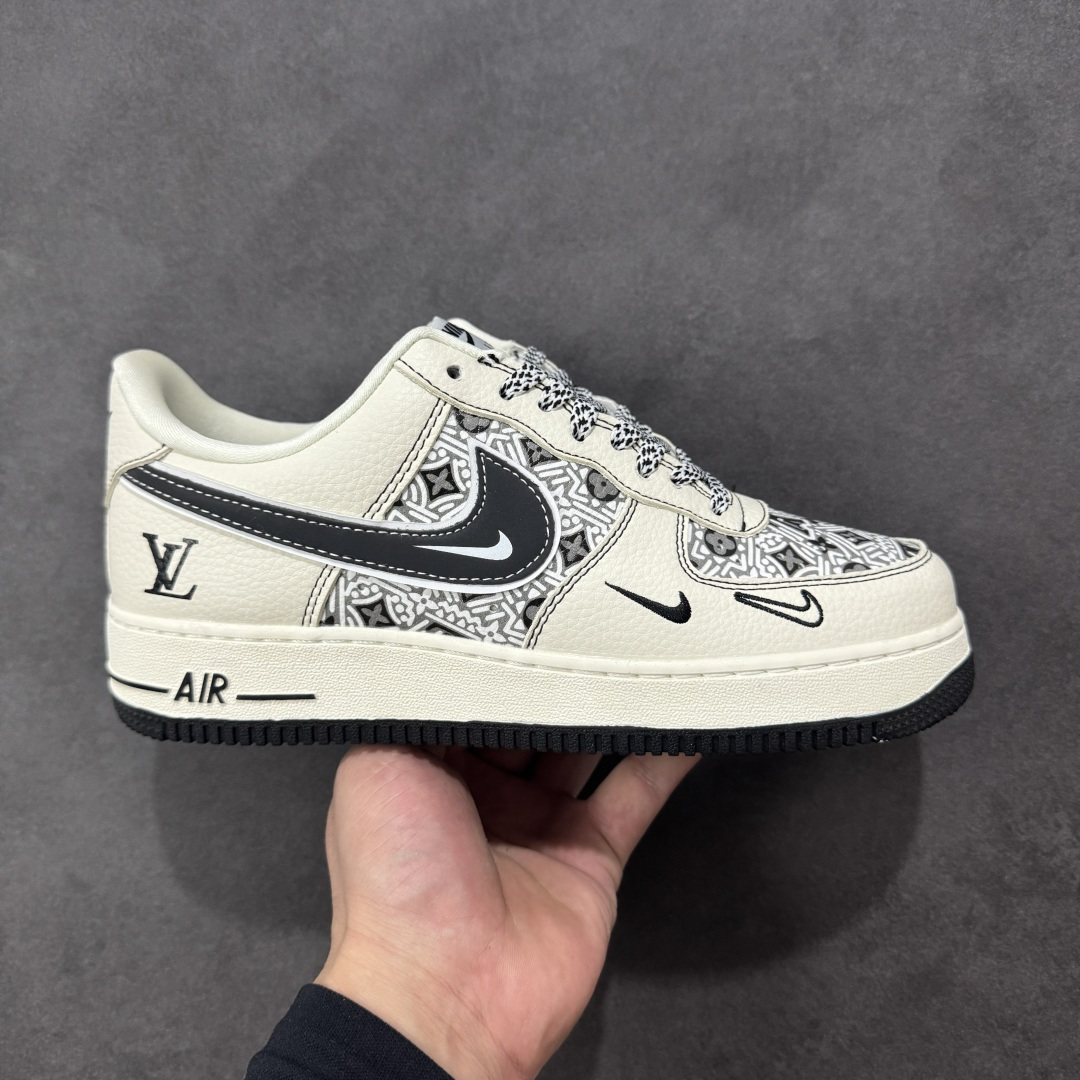 【定制版】AF1×LV这波“艺术奢潮”，直接把高级感踩在脚面！奶白底色裹满几何老花肌理，双勾+LV标识叠满奢华buff 是空军一号的松弛脚感，更是能上脚的艺术级奢牌单品 货号SY1388-016 尺码：36 36.5 37.5 38 38.5 39 40 40.5 41 42 42.5 43 44 44.5 45 编码：HXSA310320-选品中心
