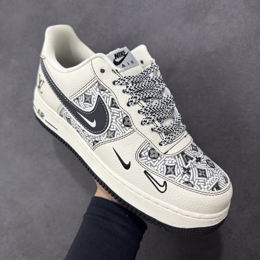 图片[2]-【定制版】AF1×LV这波“艺术奢潮”，直接把高级感踩在脚面！奶白底色裹满几何老花肌理，双勾+LV标识叠满奢华buff 是空军一号的松弛脚感，更是能上脚的艺术级奢牌单品 货号SY1388-016 尺码：36 36.5 37.5 38 38.5 39 40 40.5 41 42 42.5 43 44 44.5 45 编码：HXSA310320-选品中心