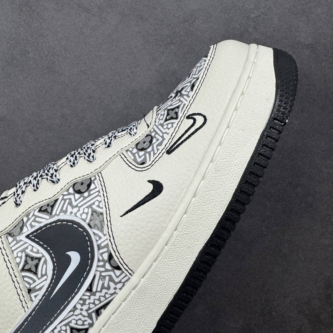 图片[4]-【定制版】AF1×LV这波“艺术奢潮”，直接把高级感踩在脚面！奶白底色裹满几何老花肌理，双勾+LV标识叠满奢华buff 是空军一号的松弛脚感，更是能上脚的艺术级奢牌单品 货号SY1388-016 尺码：36 36.5 37.5 38 38.5 39 40 40.5 41 42 42.5 43 44 44.5 45 编码：HXSA310320-选品中心