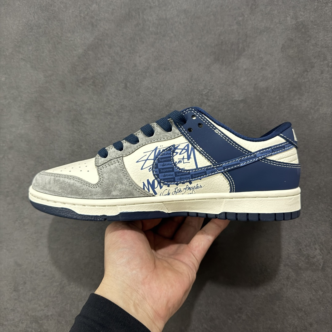 图片[2]-【定制版】Stussy x Nk Dunk Low 定制配色 斯图西联名 复古低帮休闲百搭板鞋 公司级版本 定制鞋盒 大厂流水生产 超高清洁度 皮料切割干净无任何毛边 橡胶大底 防滑耐磨 舒适上脚 货号：XD1588-243  尺码：36 36.5 37.5 38 38.5 39 40 40.5 41 42 42.5 43 44 44.5 45-选品中心