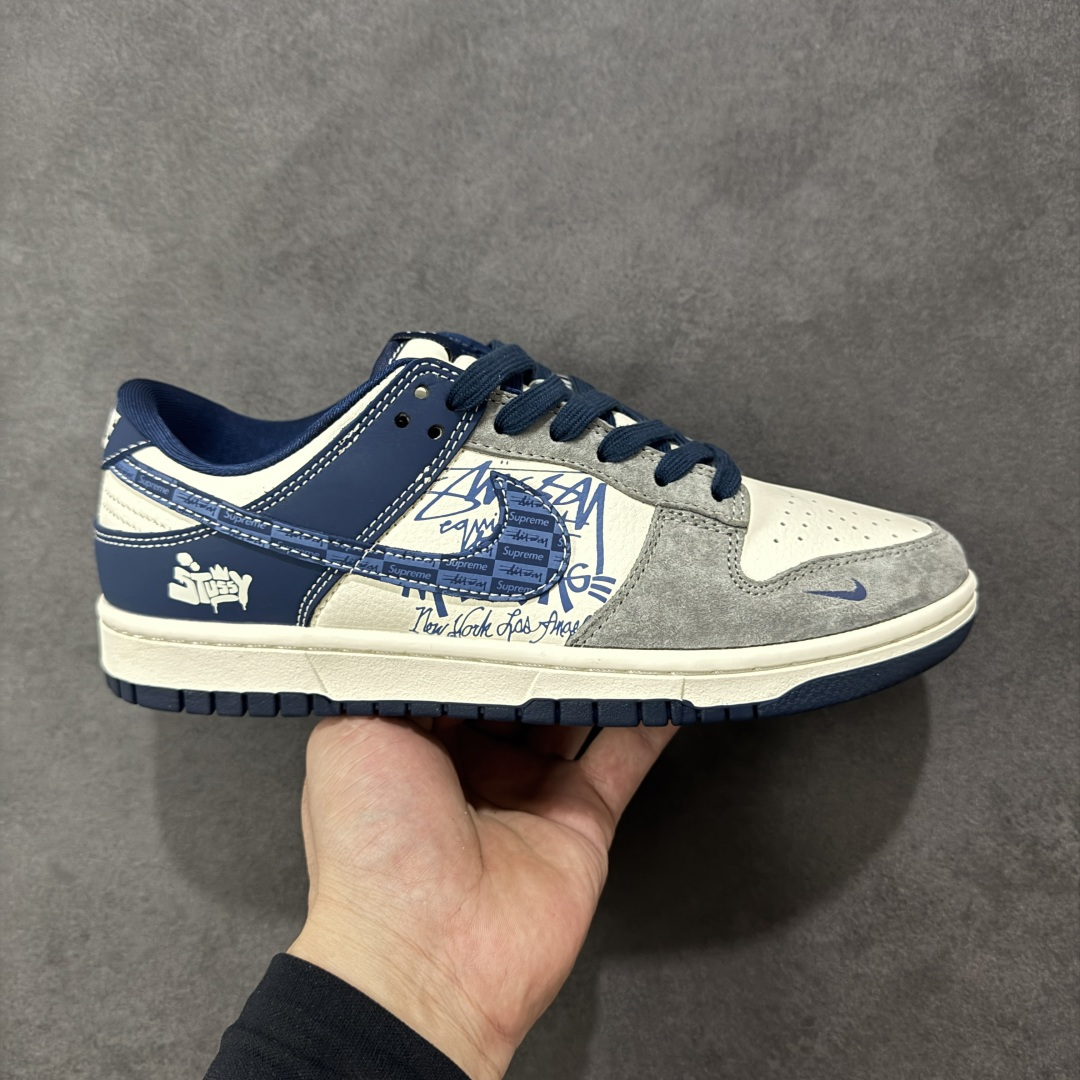 【定制版】Stussy x Nk Dunk Low 定制配色 斯图西联名 复古低帮休闲百搭板鞋 公司级版本 定制鞋盒 大厂流水生产 超高清洁度 皮料切割干净无任何毛边 橡胶大底 防滑耐磨 舒适上脚 货号：XD1588-243  尺码：36 36.5 37.5 38 38.5 39 40 40.5 41 42 42.5 43 44 44.5 45-选品中心