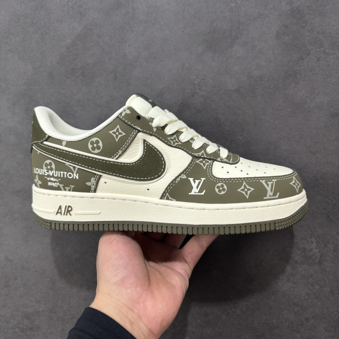 【定制版】AF1×LV这波“奢潮炸弹”，直接把风格焊在脚面上！灰调老花铺满鞋身，白棕撞色戳中高级感 是空军一号的街头松弛，更是LV的奢牌底气 踩上它，走路都自带“贵气buff” 货号XS1958-623 尺码：36-45带半码 编码：GLB310320-选品中心