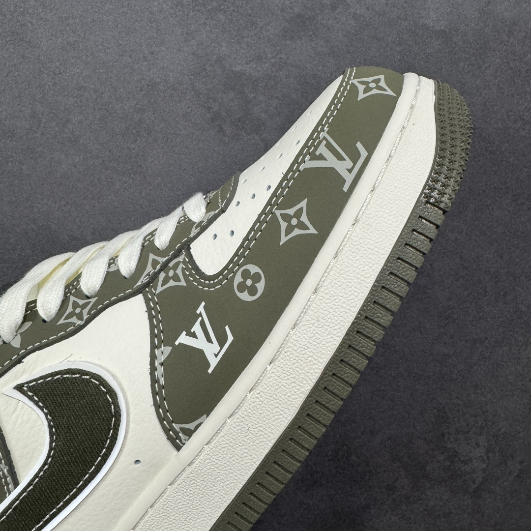 图片[5]-【定制版】AF1×LV这波“奢潮炸弹”，直接把风格焊在脚面上！灰调老花铺满鞋身，白棕撞色戳中高级感 是空军一号的街头松弛，更是LV的奢牌底气 踩上它，走路都自带“贵气buff” 货号XS1958-623 尺码：36-45带半码 编码：GLB310320-选品中心