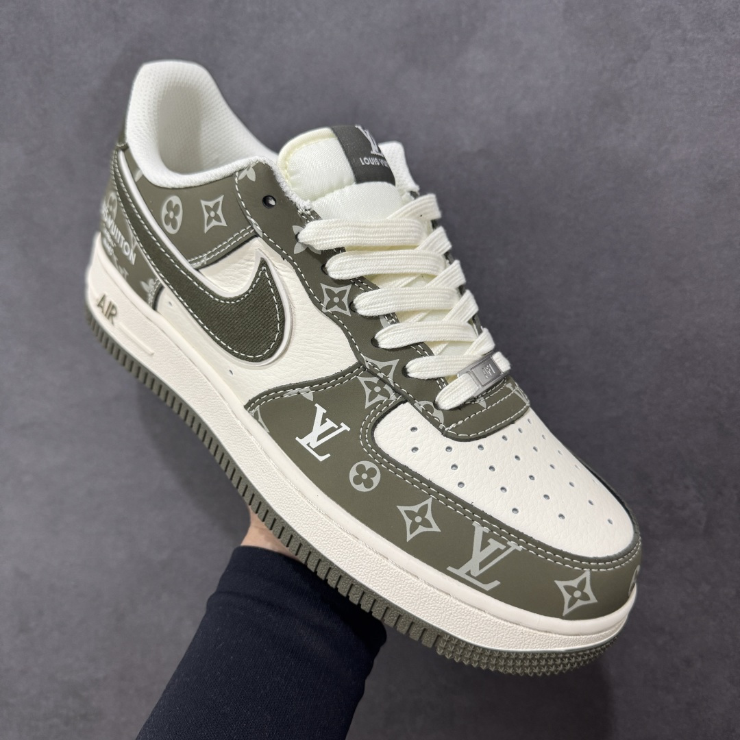 图片[3]-【定制版】AF1×LV这波“奢潮炸弹”，直接把风格焊在脚面上！灰调老花铺满鞋身，白棕撞色戳中高级感 是空军一号的街头松弛，更是LV的奢牌底气 踩上它，走路都自带“贵气buff” 货号XS1958-623 尺码：36-45带半码 编码：GLB310320-选品中心