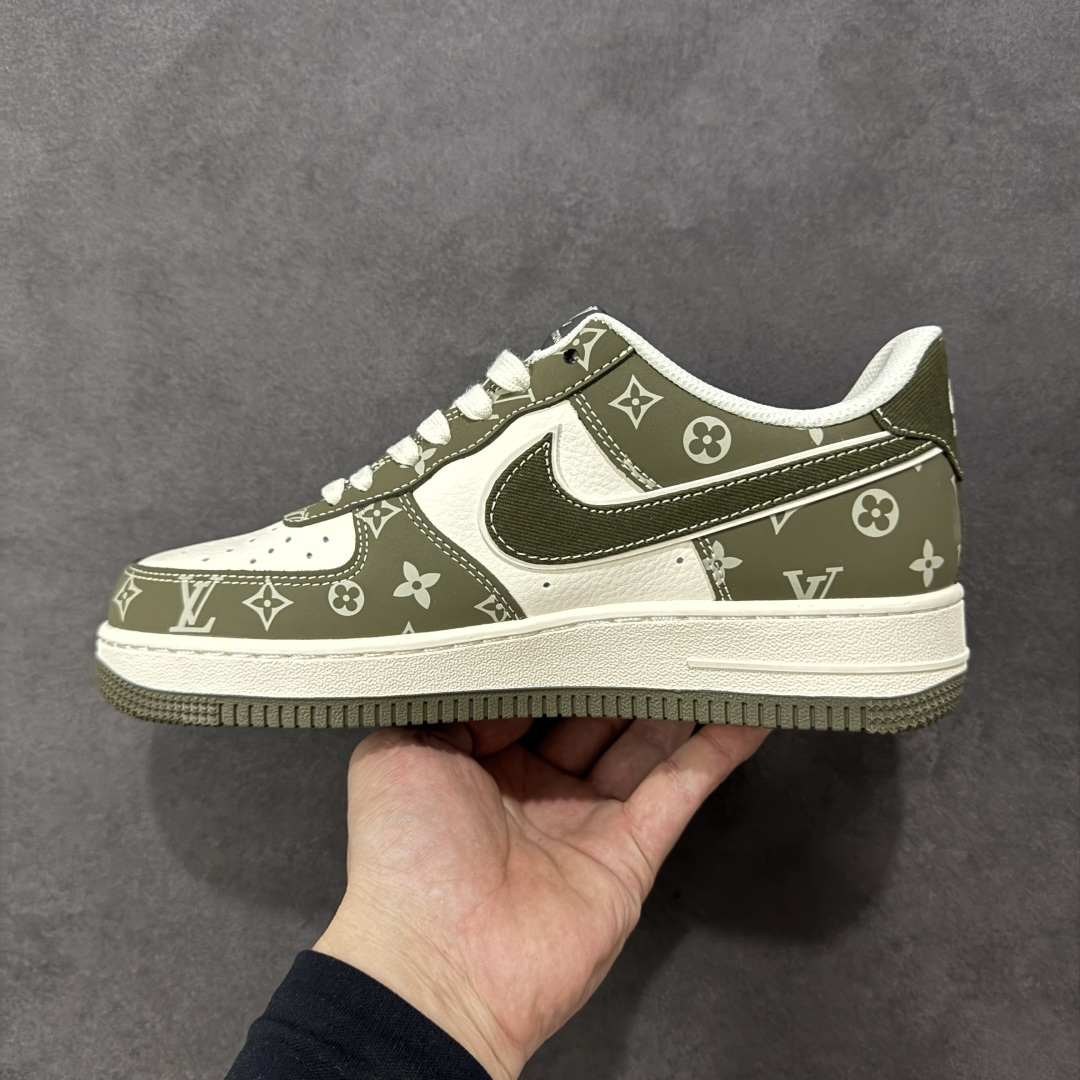 图片[2]-【定制版】AF1×LV这波“奢潮炸弹”，直接把风格焊在脚面上！灰调老花铺满鞋身，白棕撞色戳中高级感 是空军一号的街头松弛，更是LV的奢牌底气 踩上它，走路都自带“贵气buff” 货号XS1958-623 尺码：36-45带半码 编码：GLB310320-选品中心