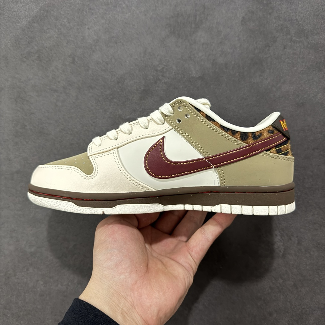 图片[2]-【YC纯原】Nike SB Dunk Low ”Khaki Leopard“ 卡其豹纹 低帮休闲板鞋 #鞋款以卡其和巴洛克棕打造鞋身，两侧辅以珍珠白皮革装扮，队红 Swoosh 装饰两侧。采用利落皮革材料巧搭时尚豹纹装饰细节，塑就醒目个性风范。鞋款融入柔软衬垫，舒适非凡，经久耐穿。 货号：IM6687-262 尺码：35.5-40 编码：IM6687-262-选品中心