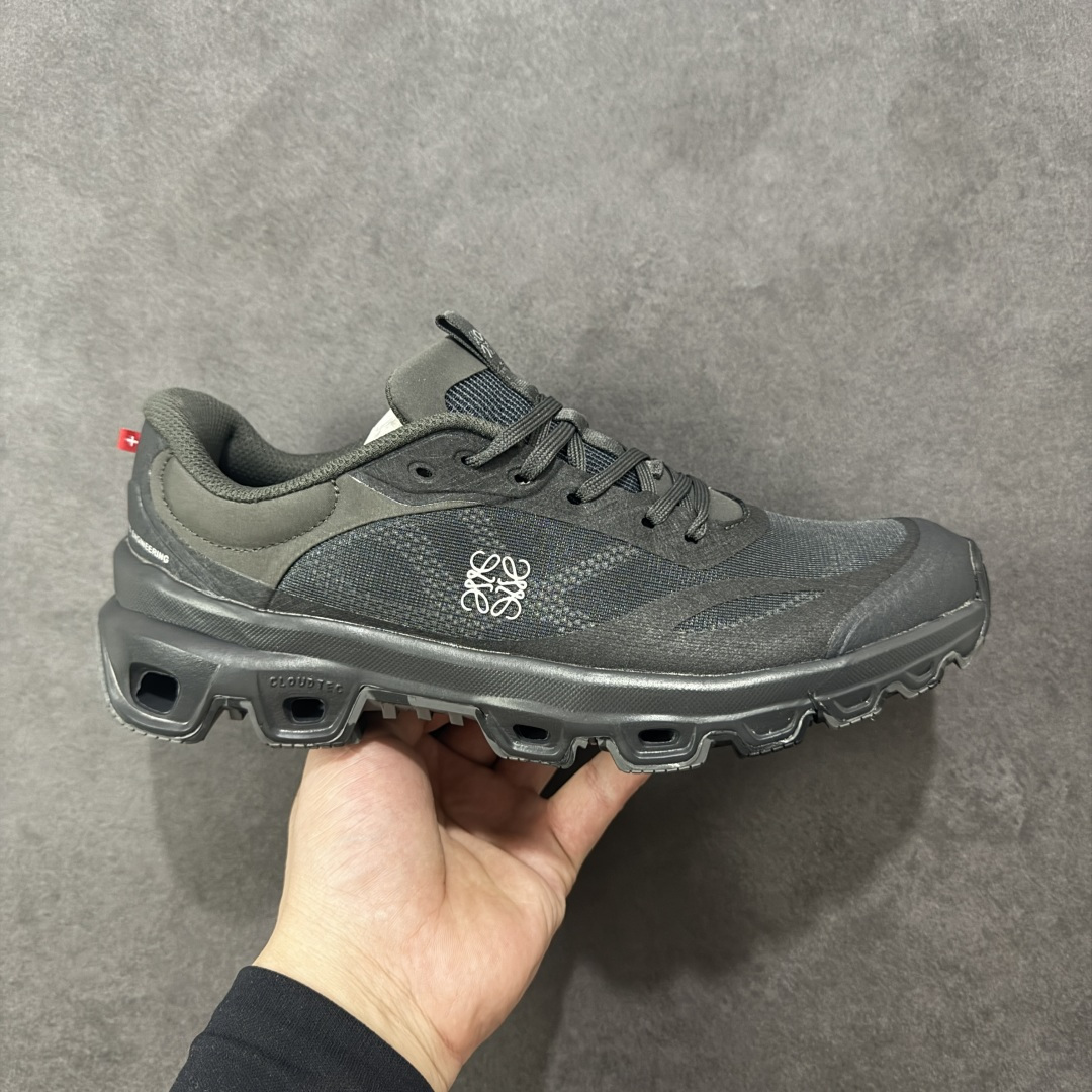 【PE版本】On昂跑 x LOEW罗意威2.0 Cloudtilt 舒适轻盈低帮跑步鞋 整身鞋面是一体的，包裹感很强，配合弹力鞋带，穿脱方便快捷。鞋底镂空设计，与爱步相同，脚感舒适。但不是立马就能感受的软，要走一段时间才有回馈。鞋型很秀气，日常穿着还是很合适的一款！ 货号：M929282X36 尺码：36-47-选品中心