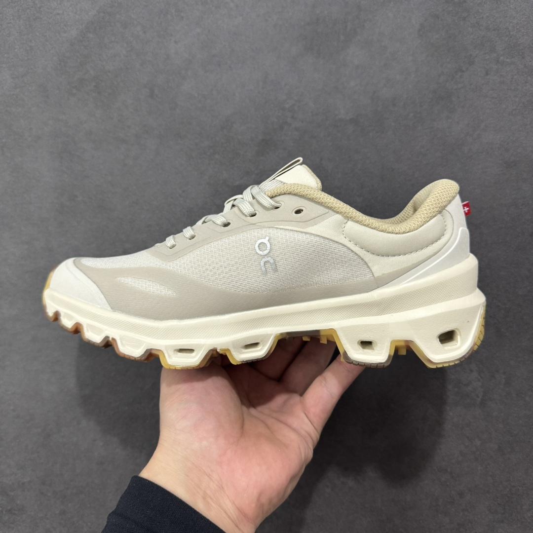 图片[2]-【PE版本】On昂跑 x LOEW罗意威2.0 Cloudtilt 舒适轻盈低帮跑步鞋 整身鞋面是一体的，包裹感很强，配合弹力鞋带，穿脱方便快捷。鞋底镂空设计，与爱步相同，脚感舒适。但不是立马就能感受的软，要走一段时间才有回馈。鞋型很秀气，日常穿着还是很合适的一款！ 货号：L929282X35 尺码：36-47-选品中心