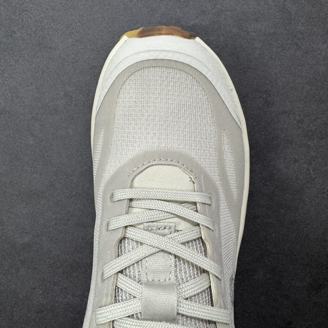 图片[8]-【PE版本】On昂跑 x LOEW罗意威2.0 Cloudtilt 舒适轻盈低帮跑步鞋 整身鞋面是一体的，包裹感很强，配合弹力鞋带，穿脱方便快捷。鞋底镂空设计，与爱步相同，脚感舒适。但不是立马就能感受的软，要走一段时间才有回馈。鞋型很秀气，日常穿着还是很合适的一款！ 货号：L929282X35 尺码：36-47-选品中心