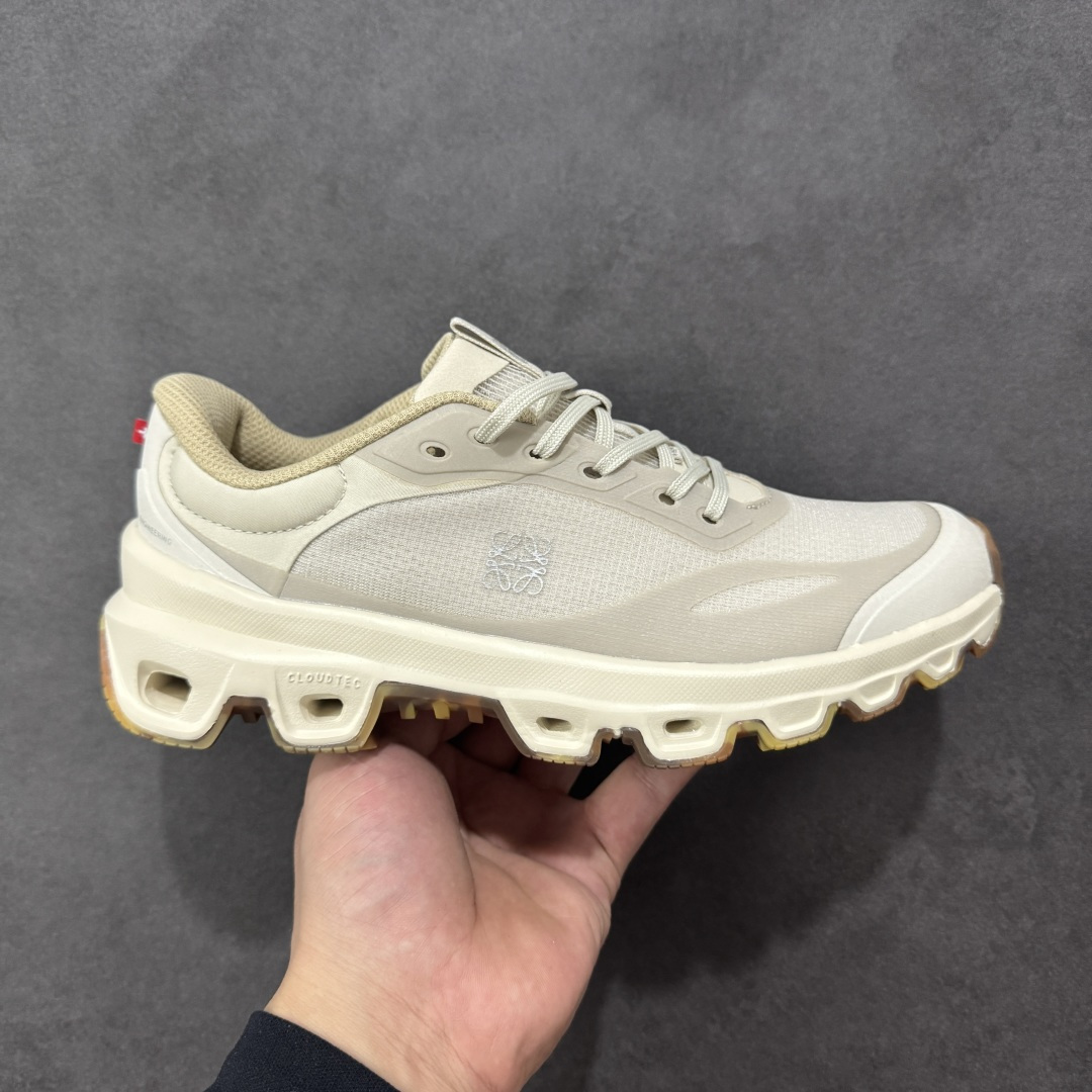 【PE版本】On昂跑 x LOEW罗意威2.0 Cloudtilt 舒适轻盈低帮跑步鞋 整身鞋面是一体的，包裹感很强，配合弹力鞋带，穿脱方便快捷。鞋底镂空设计，与爱步相同，脚感舒适。但不是立马就能感受的软，要走一段时间才有回馈。鞋型很秀气，日常穿着还是很合适的一款！ 货号：L929282X35 尺码：36-47-选品中心