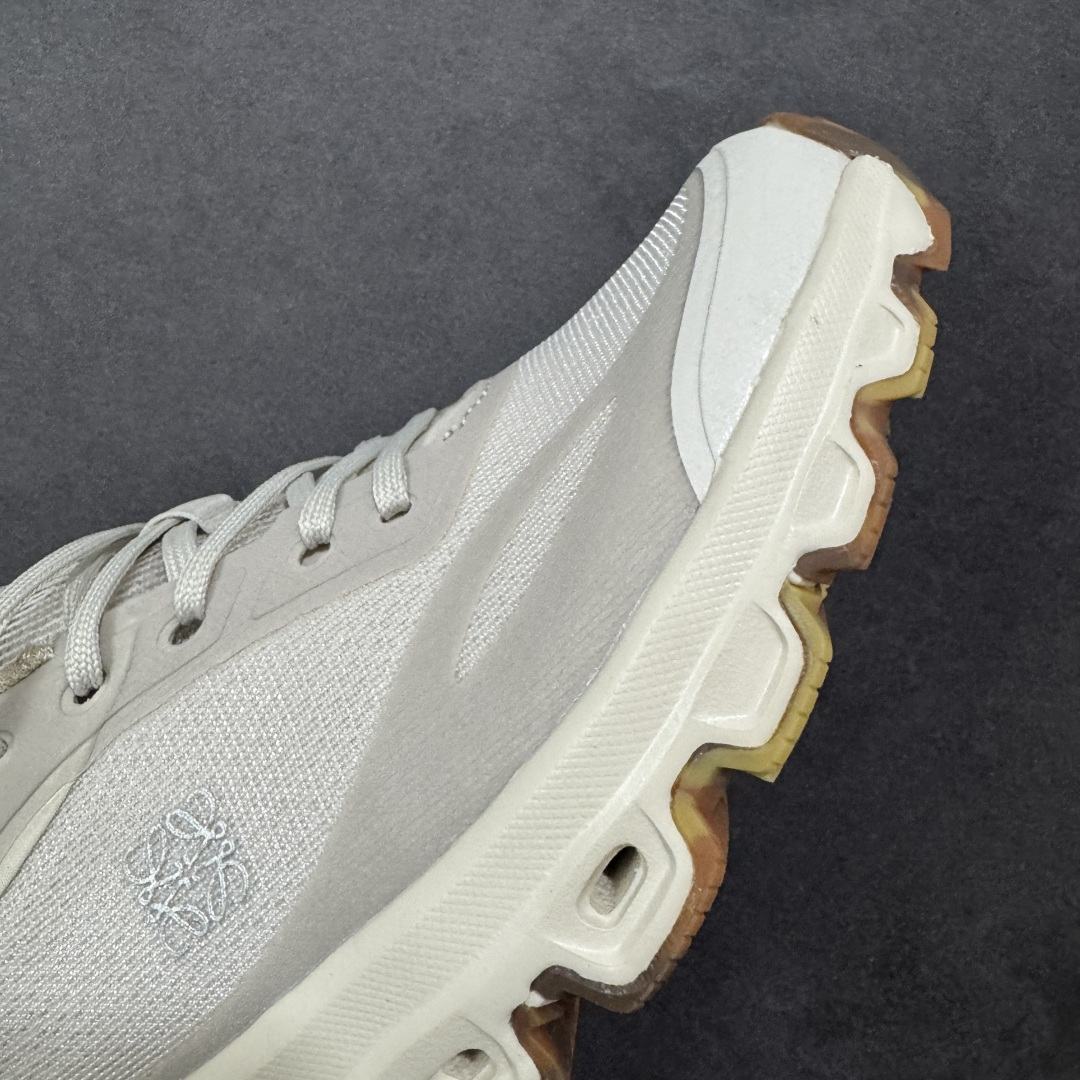 图片[5]-【PE版本】On昂跑 x LOEW罗意威2.0 Cloudtilt 舒适轻盈低帮跑步鞋 整身鞋面是一体的，包裹感很强，配合弹力鞋带，穿脱方便快捷。鞋底镂空设计，与爱步相同，脚感舒适。但不是立马就能感受的软，要走一段时间才有回馈。鞋型很秀气，日常穿着还是很合适的一款！ 货号：L929282X35 尺码：36-47-选品中心