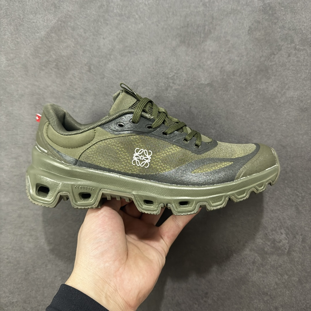 【PE版本】On昂跑 x LOEW罗意威2.0 Cloudtilt 舒适轻盈低帮跑步鞋 整身鞋面是一体的，包裹感很强，配合弹力鞋带，穿脱方便快捷。鞋底镂空设计，与爱步相同，脚感舒适。但不是立马就能感受的软，要走一段时间才有回馈。鞋型很秀气，日常穿着还是很合适的一款！ 货号：L929282X35 尺码：40-47-选品中心