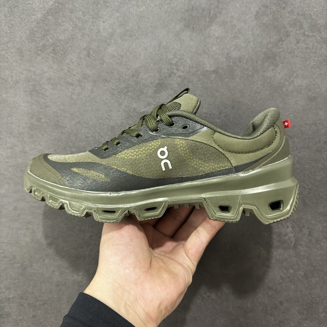 图片[2]-【PE版本】On昂跑 x LOEW罗意威2.0 Cloudtilt 舒适轻盈低帮跑步鞋 整身鞋面是一体的，包裹感很强，配合弹力鞋带，穿脱方便快捷。鞋底镂空设计，与爱步相同，脚感舒适。但不是立马就能感受的软，要走一段时间才有回馈。鞋型很秀气，日常穿着还是很合适的一款！ 货号：L929282X35 尺码：40-47-选品中心