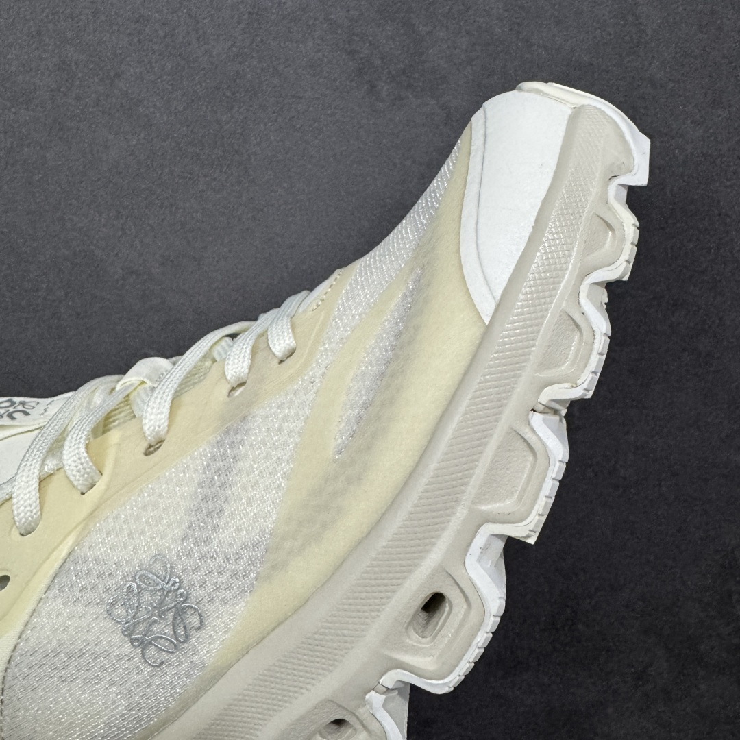 图片[5]-【PE版本】On昂跑 x LOEW罗意威2.0 Cloudtilt 舒适轻盈低帮跑步鞋 整身鞋面是一体的，包裹感很强，配合弹力鞋带，穿脱方便快捷。鞋底镂空设计，与爱步相同，脚感舒适。但不是立马就能感受的软，要走一段时间才有回馈。鞋型很秀气，日常穿着还是很合适的一款！ 货号：L929282X35 尺码：36-47-选品中心