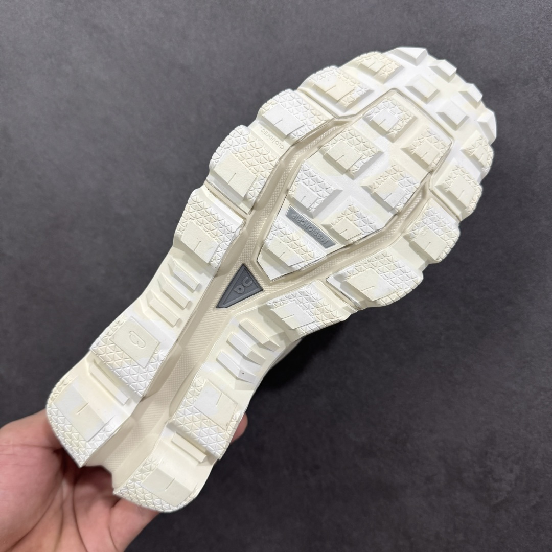 图片[9]-【PE版本】On昂跑 x LOEW罗意威2.0 Cloudtilt 舒适轻盈低帮跑步鞋 整身鞋面是一体的，包裹感很强，配合弹力鞋带，穿脱方便快捷。鞋底镂空设计，与爱步相同，脚感舒适。但不是立马就能感受的软，要走一段时间才有回馈。鞋型很秀气，日常穿着还是很合适的一款！ 货号：L929282X35 尺码：36-47-选品中心