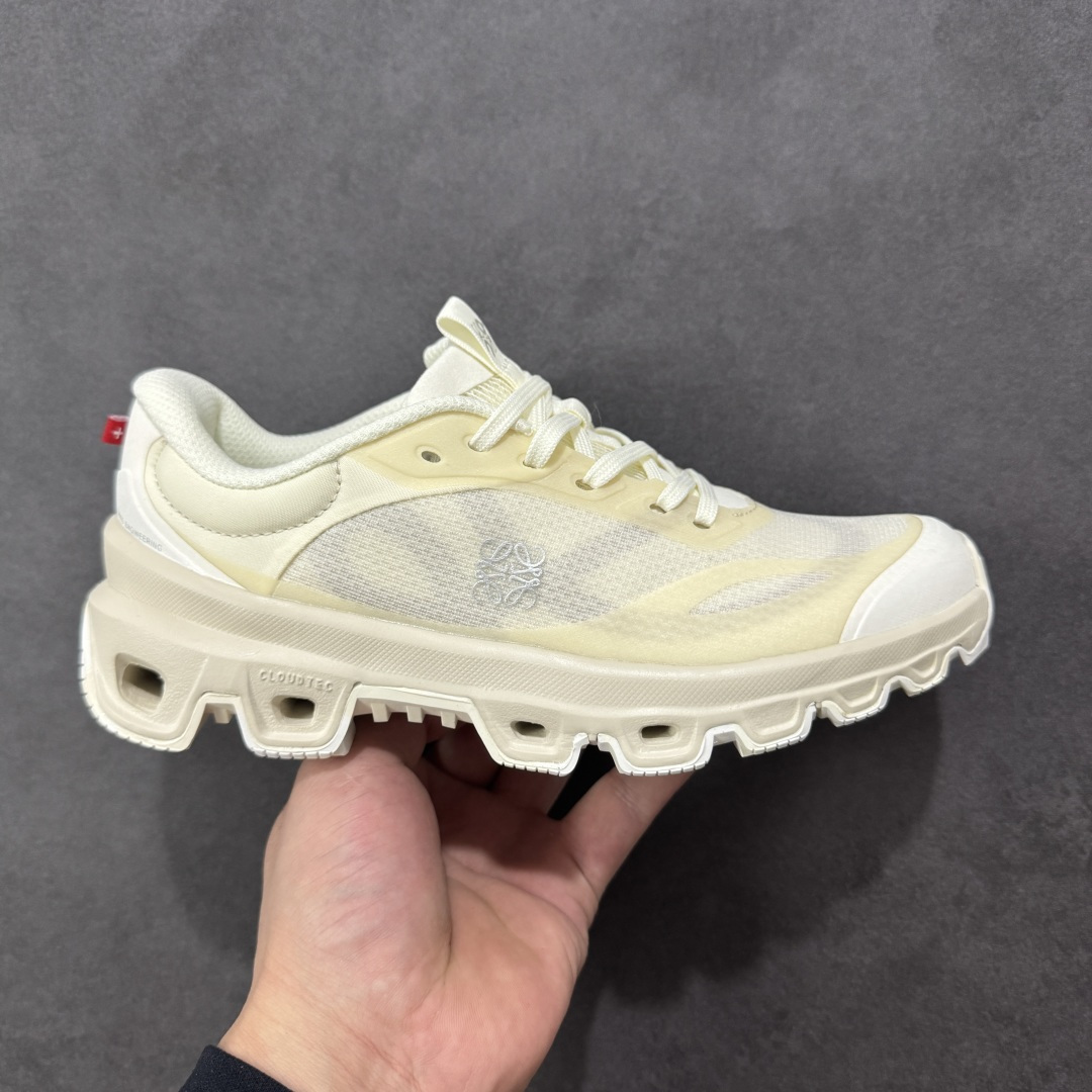 【PE版本】On昂跑 x LOEW罗意威2.0 Cloudtilt 舒适轻盈低帮跑步鞋 整身鞋面是一体的，包裹感很强，配合弹力鞋带，穿脱方便快捷。鞋底镂空设计，与爱步相同，脚感舒适。但不是立马就能感受的软，要走一段时间才有回馈。鞋型很秀气，日常穿着还是很合适的一款！ 货号：L929282X35 尺码：36-47-选品中心