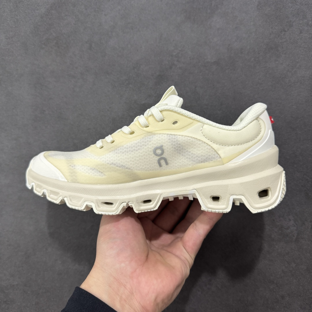 图片[2]-【PE版本】On昂跑 x LOEW罗意威2.0 Cloudtilt 舒适轻盈低帮跑步鞋 整身鞋面是一体的，包裹感很强，配合弹力鞋带，穿脱方便快捷。鞋底镂空设计，与爱步相同，脚感舒适。但不是立马就能感受的软，要走一段时间才有回馈。鞋型很秀气，日常穿着还是很合适的一款！ 货号：L929282X35 尺码：36-47-选品中心